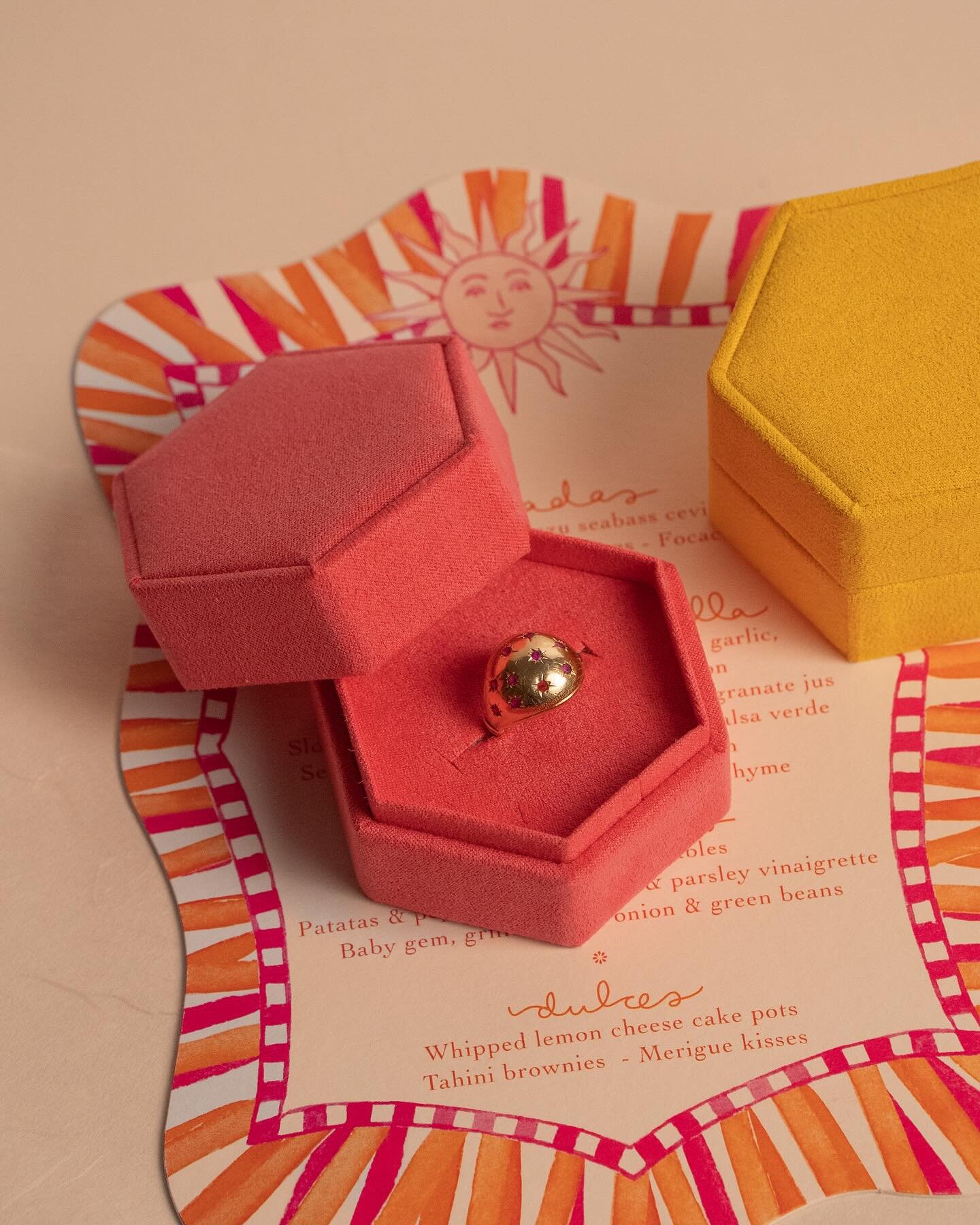 Spring is here and we feel the power of colors today 💛🧡❤️🩷🩵💙💜💚

#estuchespersonalizados #finejewellery #bespokeboxes #bespokepackaging #packagingdesign #weddingplanner #specialoccasions #spring