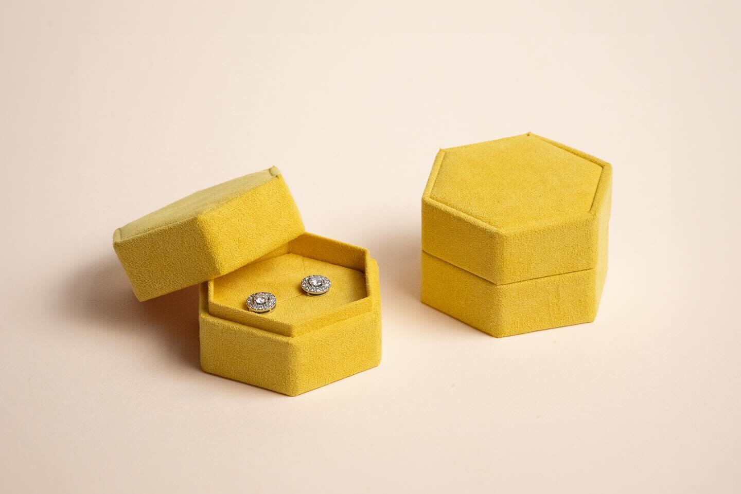 Yellow Yellow 💛💛💛 

#estuchespersonalizados #bespokeboxes #finejewellery #packagingdesign #packagingdesign #packagingforjewellery #weddingplanner #spring #yellow