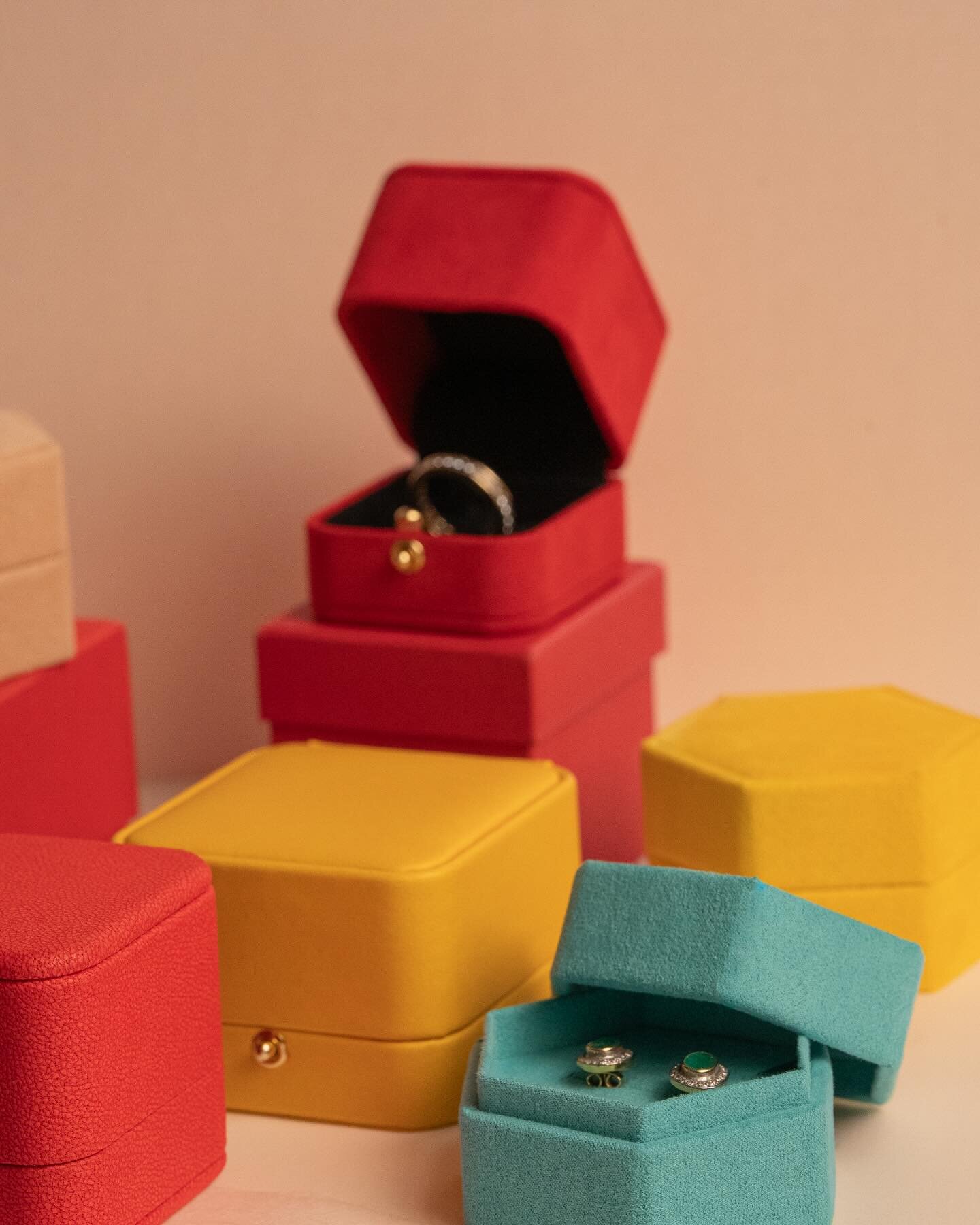 A colorful pic today to lighten up your day 🤍💛❤️💚💜🩷🩵

#bespokeboxes #packagingdesign #packagingideas #estuchespersonalizados #finejewelry #finejewellery #jewellerypackaging #spring #totbag #bespokeideas