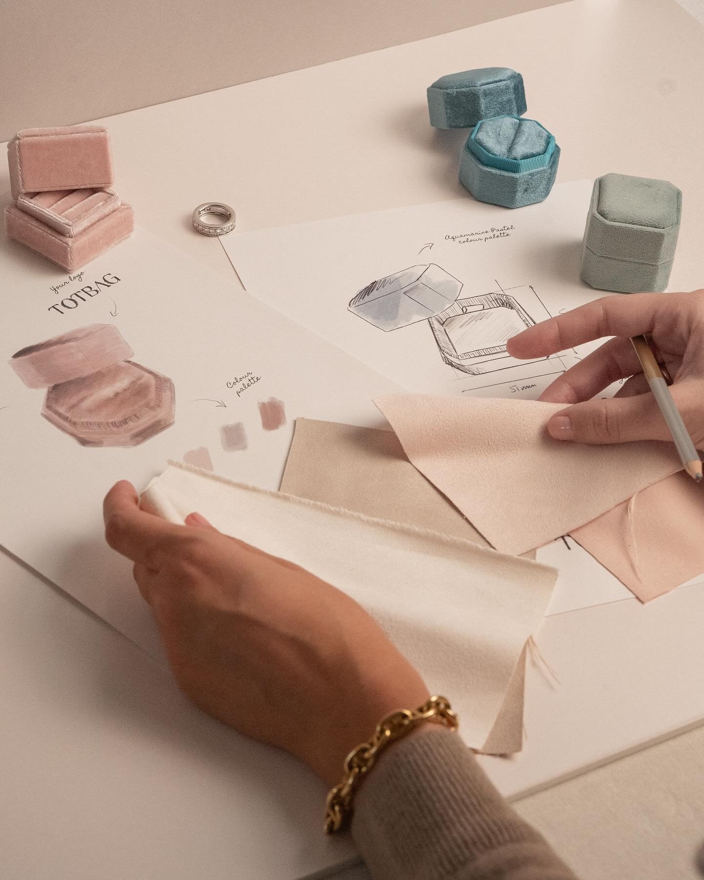 Creative process in the making! We love to begin new bespoke packaging projects to suit our clients needs and work closely with them to select colours, materials, logos and finishes ✨

#bespokepackaging #estuchesamedida #packagingideas #wedding #wedd