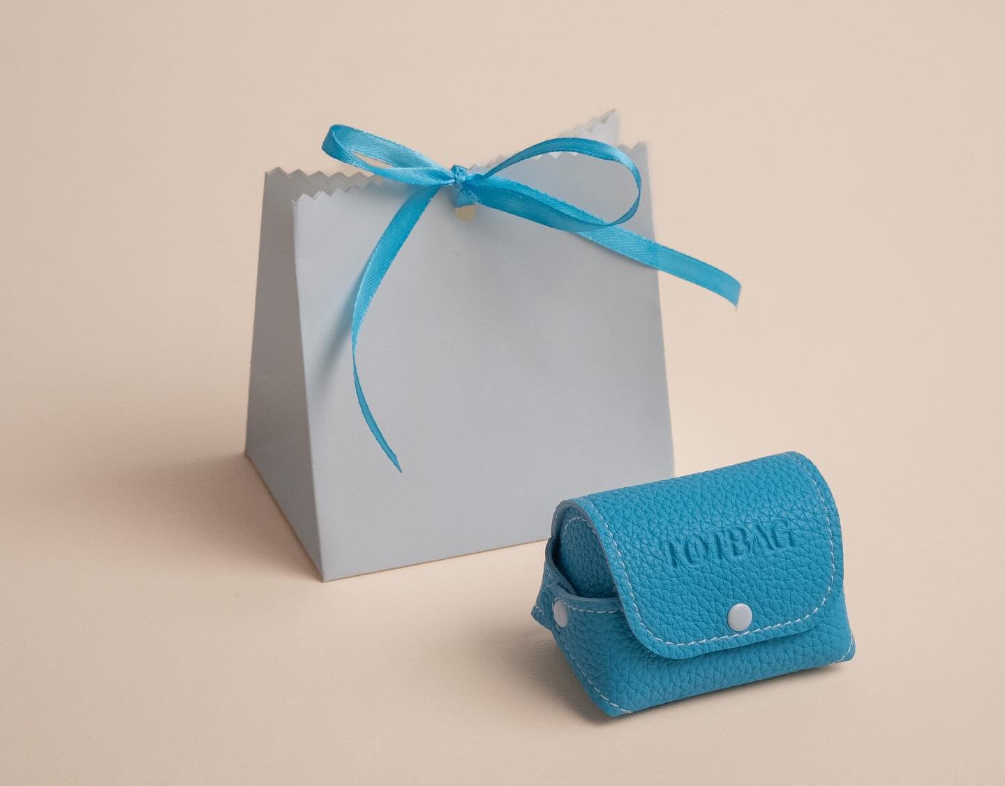 🩵🦋 what about this lovely blue case to keep the jewellery pieces for the little ones? 👶🏻

#estuchespersonalizados #finejewelry #finejewellery #bespokepackaging #bespokeboxes #babybox #baptism #eventplanner #kidsjewelry