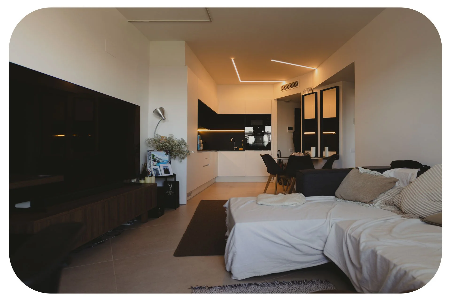 “PAUSE” 2025
The project explores t he phenomenon of t he “temporar y home” - one t hat no Ukrainian ever
desired. The apar tment becomes an empty shell, identical for ever yone,
much like a stage set.
But wit hin t his uniformity, a difference is bo