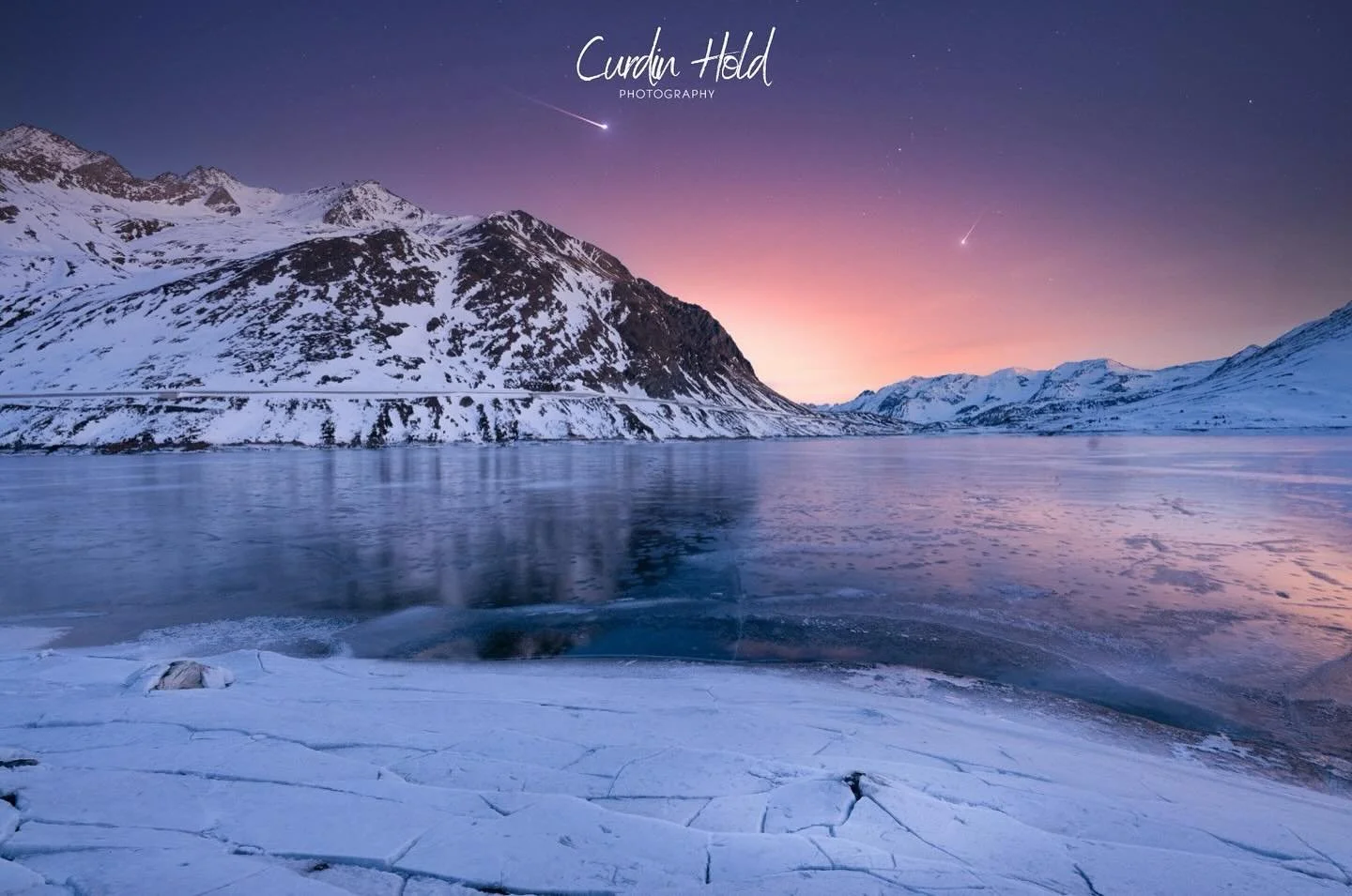 Kalte Stunden an einem wundersch&ouml;nen Ort der uns an die Fjords von Norwegen erinnert.🇳🇴Etwa so war au die Stimmung an diesem gefrohrenen Bergsee. Die Weite, die Stille und das pl&ouml;tzliche Knallen und Knirschen der massiven Eisplatten, welc