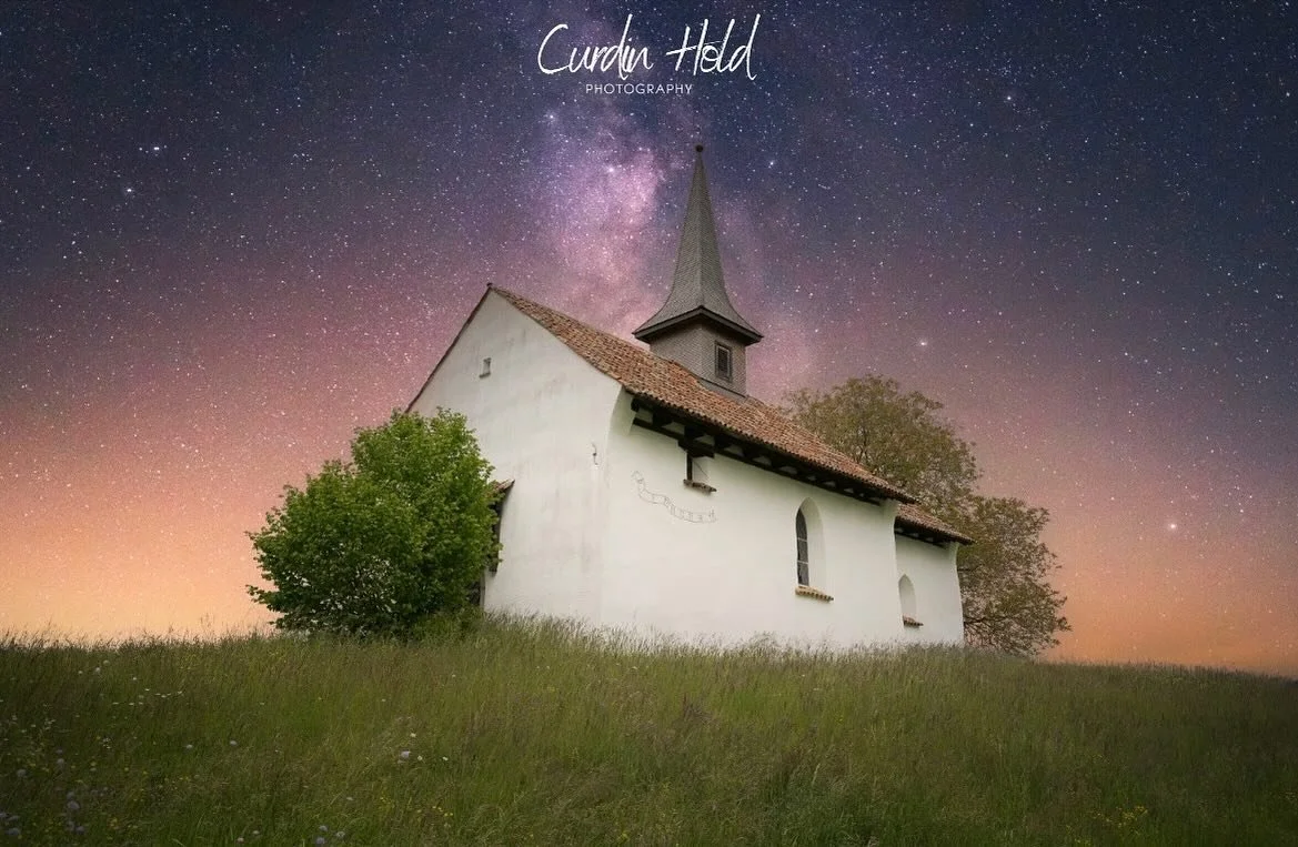 Zwischen Stille und Sternen ✨
W&auml;hrend die kleine Kapelle l&auml;ngst im Dunkel versinkt, spannt sich &uuml;ber ihr das leuchtende Band der Milchstra&szlig;e &ndash; Milliarden Sterne, eingefangen in einem einzigen Moment.
N&auml;chte wie diese e