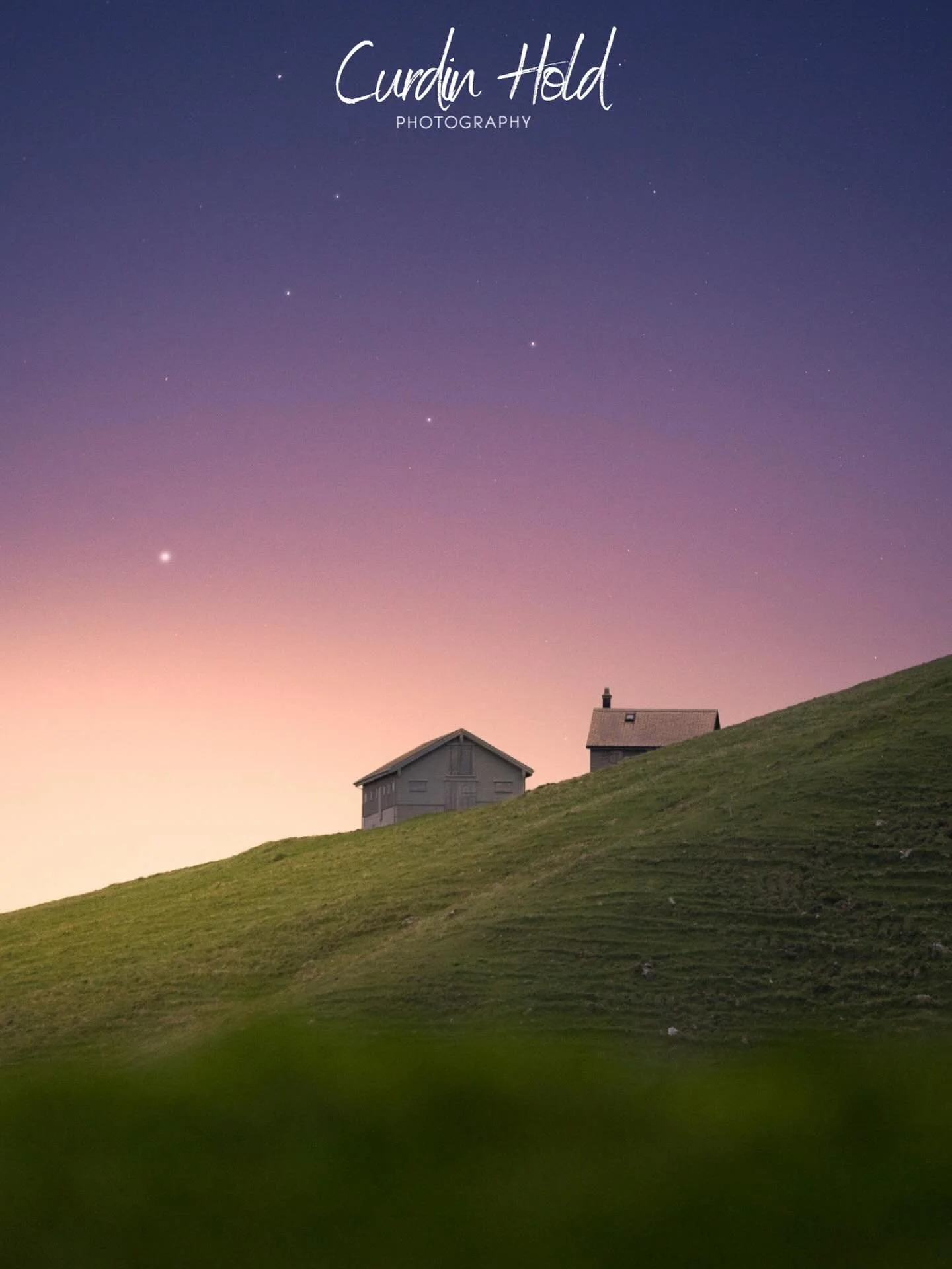 Zwischen Abendrot und Sternenlicht✨

Ein Moment, in dem die Welt f&uuml;r einen Augenblick stillzustehen scheint. Der grosse Wagen tront &uuml;ber den H&uuml;geln, w&auml;hrend langsam die Nacht hereinbricht.🌙

Manche Orte erz&auml;hlen ihre sch&oum