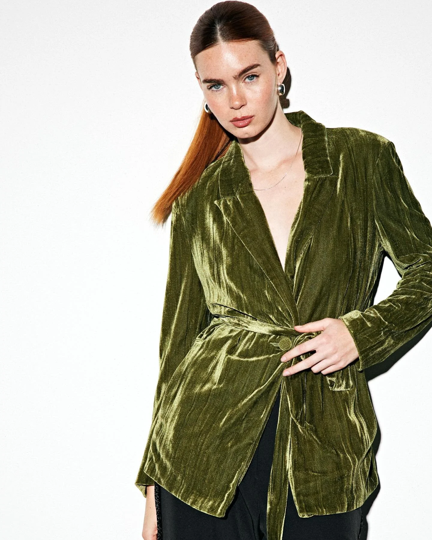 @emzstoner 💚✨
-
@hollyturnerstylist 
@makeupbydellab 
-
The best team!! 🤩