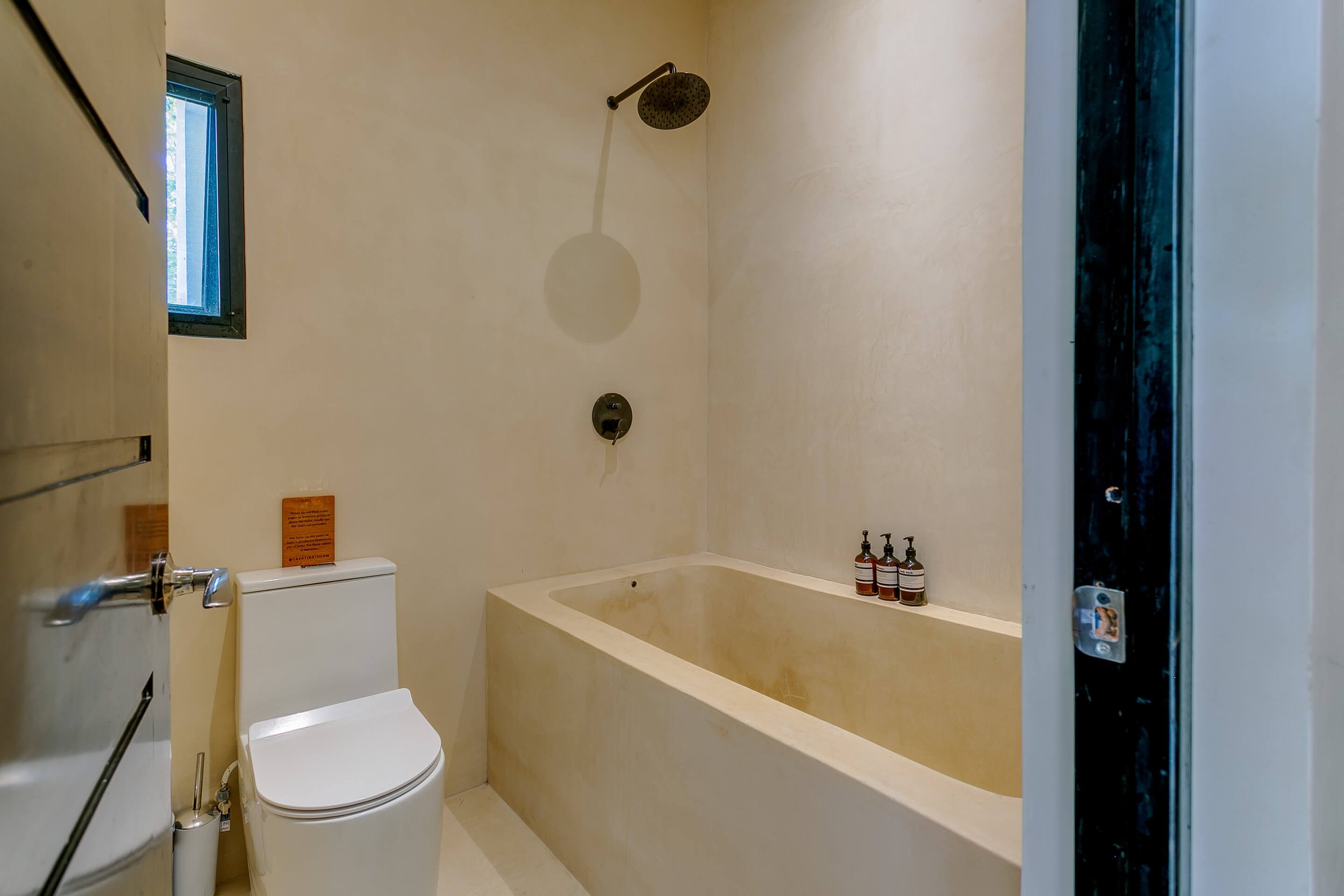 Casa Tira Tulum Cajmere bathtub.jpg