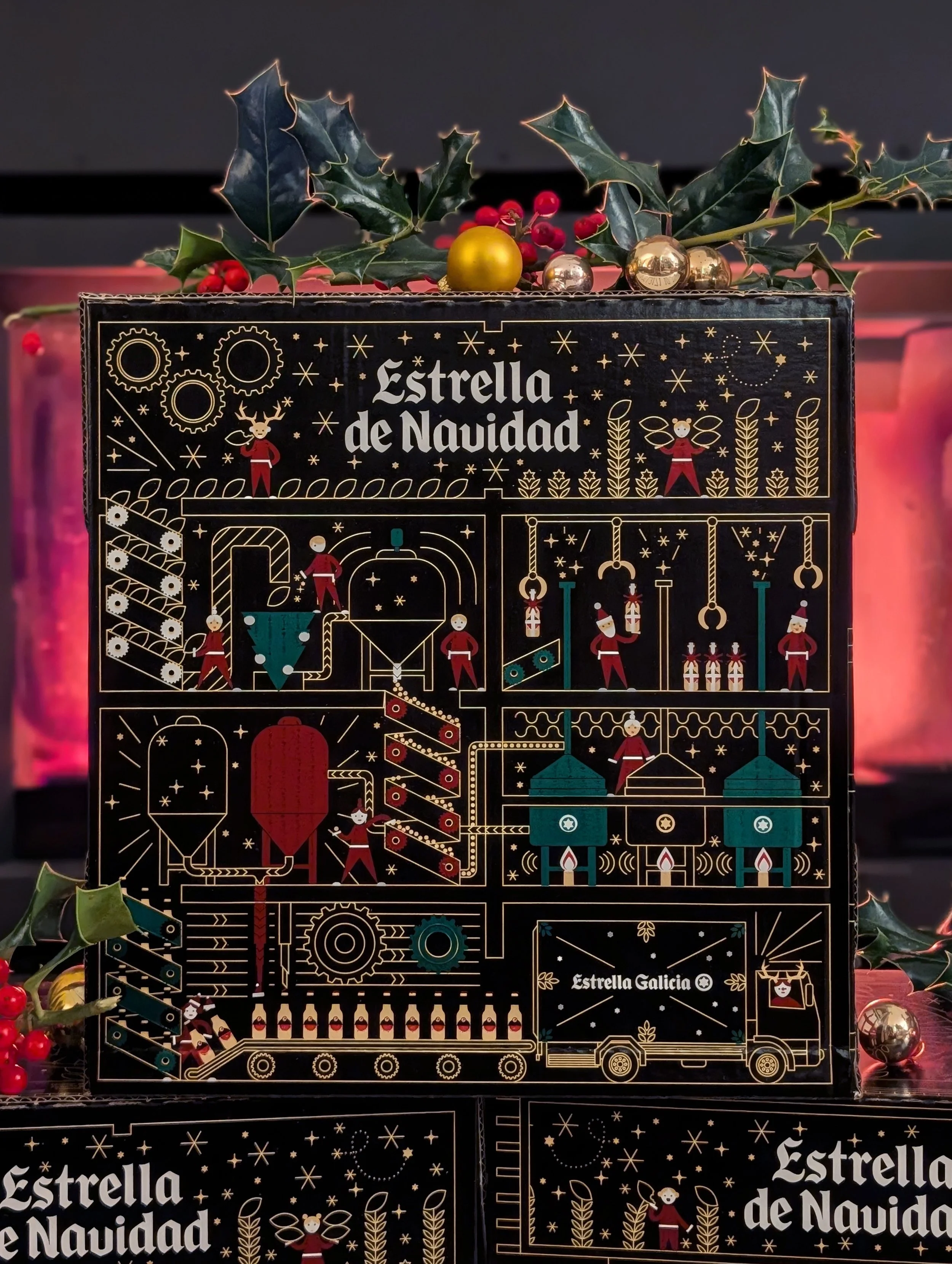 Christmas advent calendar with festive illustrations and the text 'Estrella de Navidad' on a black background, decorated with holly leaves and berries.