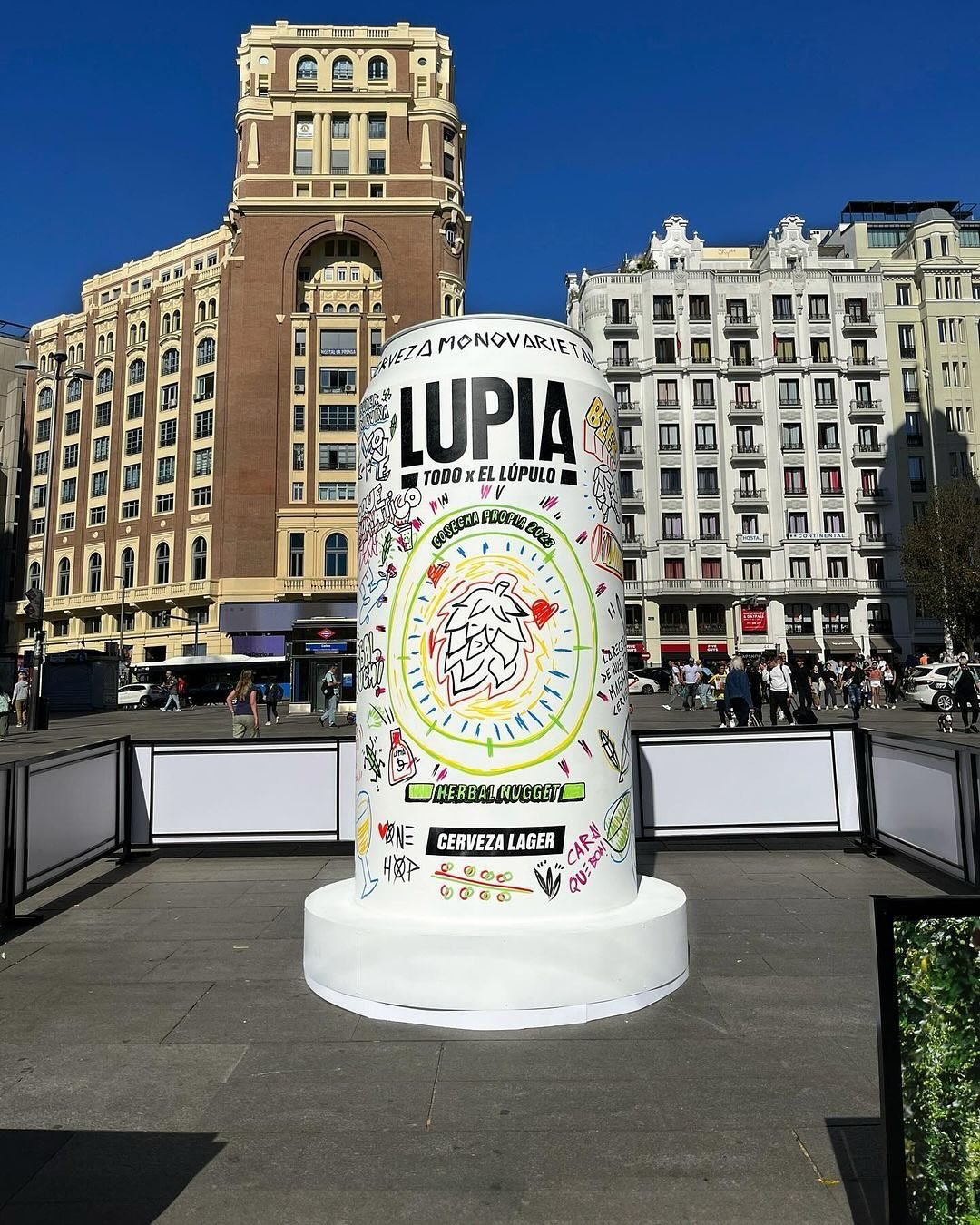 A giant can of @somoslupia has appeared in the centre of Madrid. The talented @antonyomarest  brought our packaging illustrations to life on a grand scale in an exciting live session. Here are some snaps! 🍺😻🦄🎨

#PackagingDesign #Branding #Product