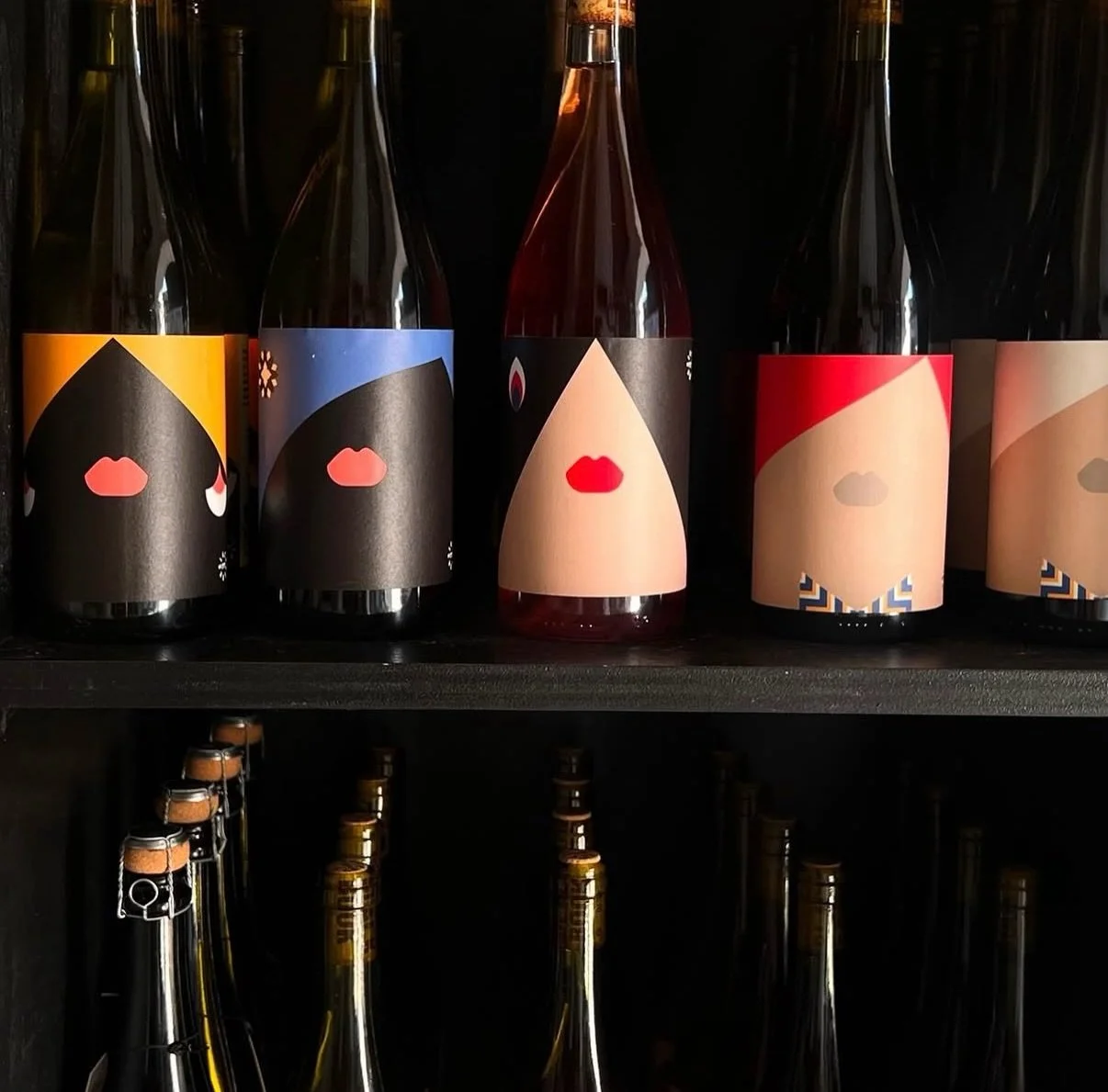 A little bit of #London chic #packagingdesign for @blackbookwinery 🍷