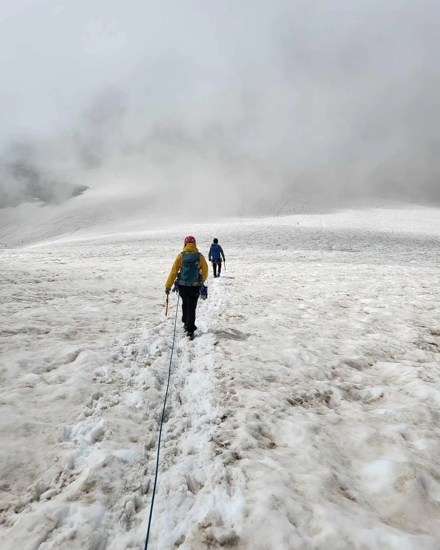En regnig söndag och sovmorgon. 
Välbehövligt efter några dagar med tidig uppstigning. Benen ser ut som typiska sommarben med blåmärken.
Kropparna, som belönats med många tusen höjdmeter, är ä
