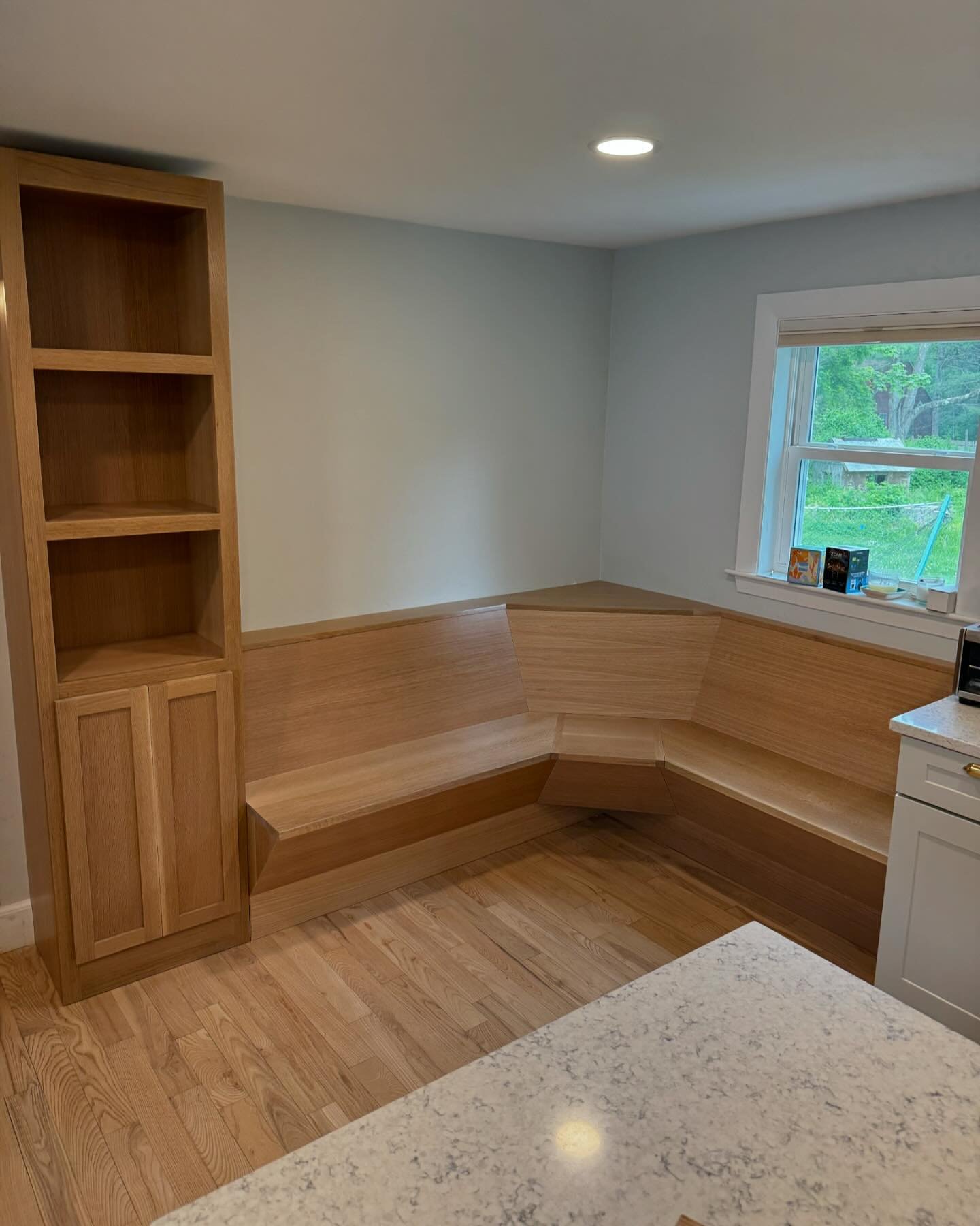 White Oak Dining Nook and Hutch, Designed, Built, and Installed by me. Completed a few months ago. #whiteoak #brokofskywoodworks #hutch #customwoodworking #cabinetmaker #nook #breakfastnook #bench