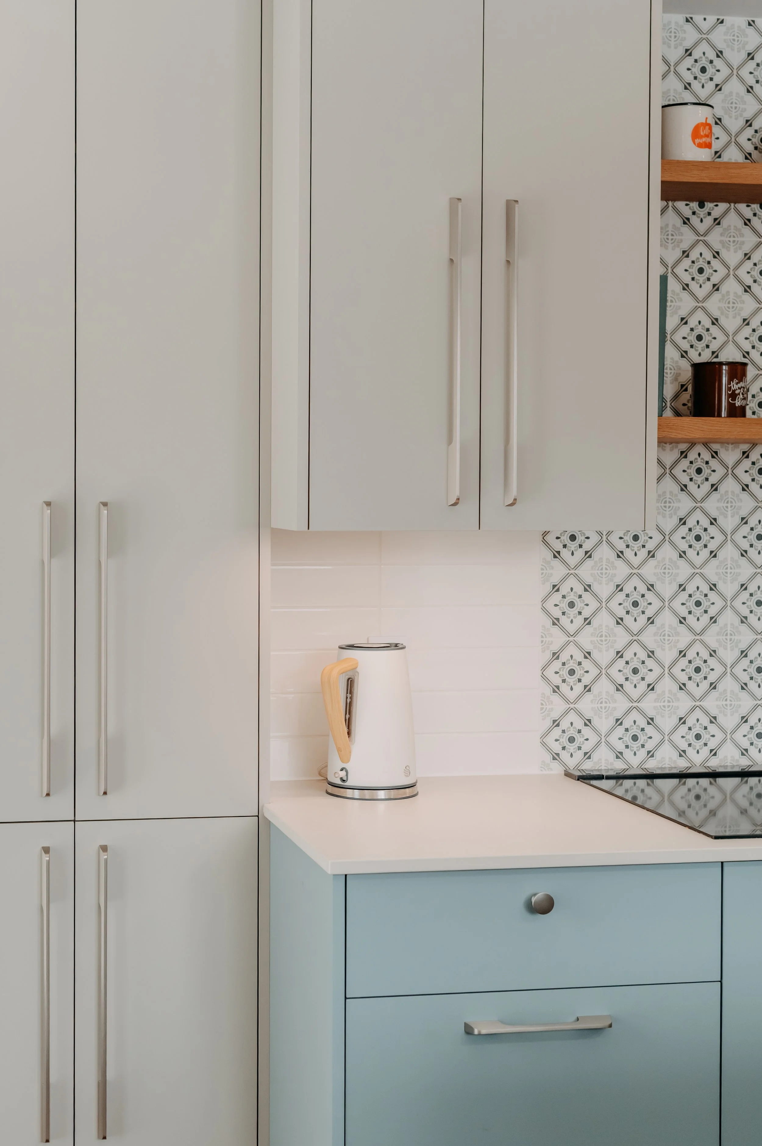 Wood shelve, cooking plate, patterned backsplash