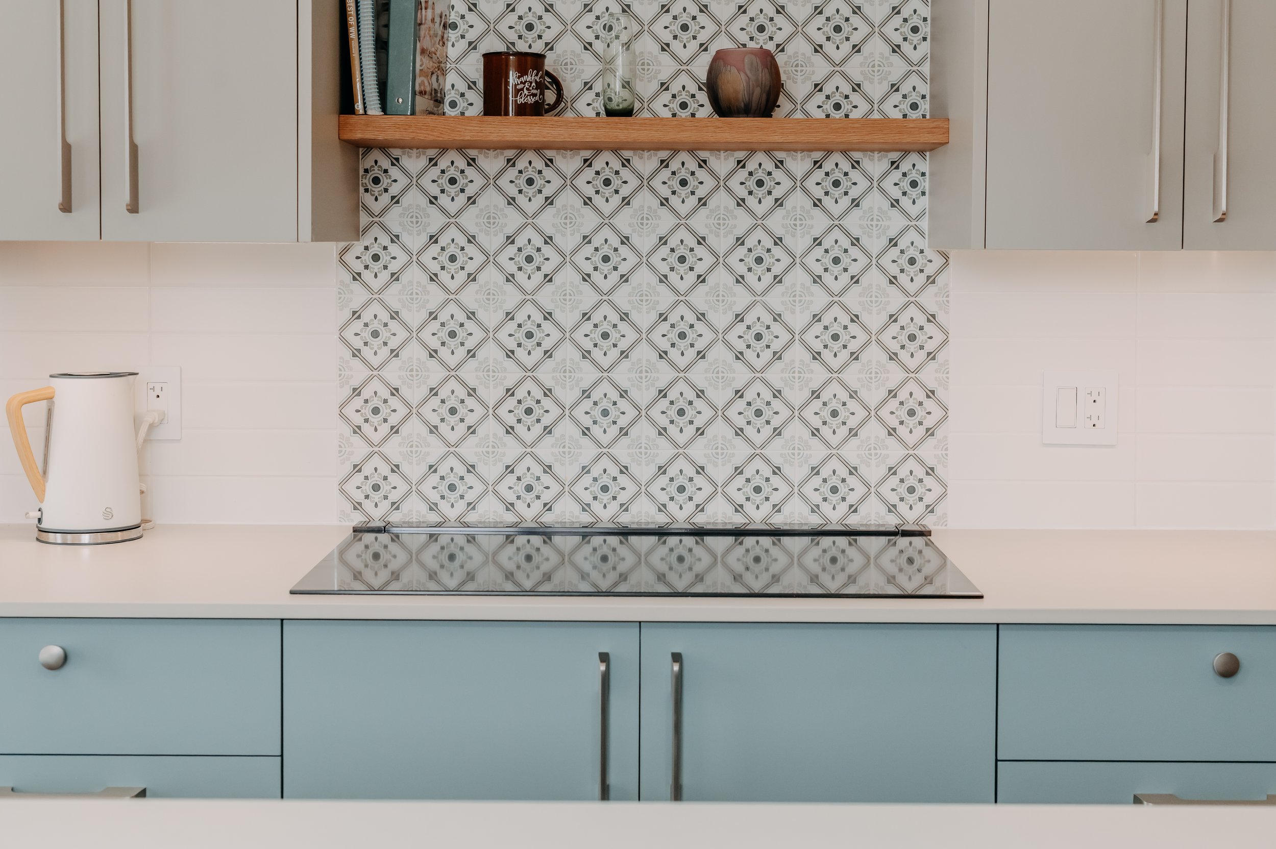 Wood shelve, cooking plate, patterned backsplash