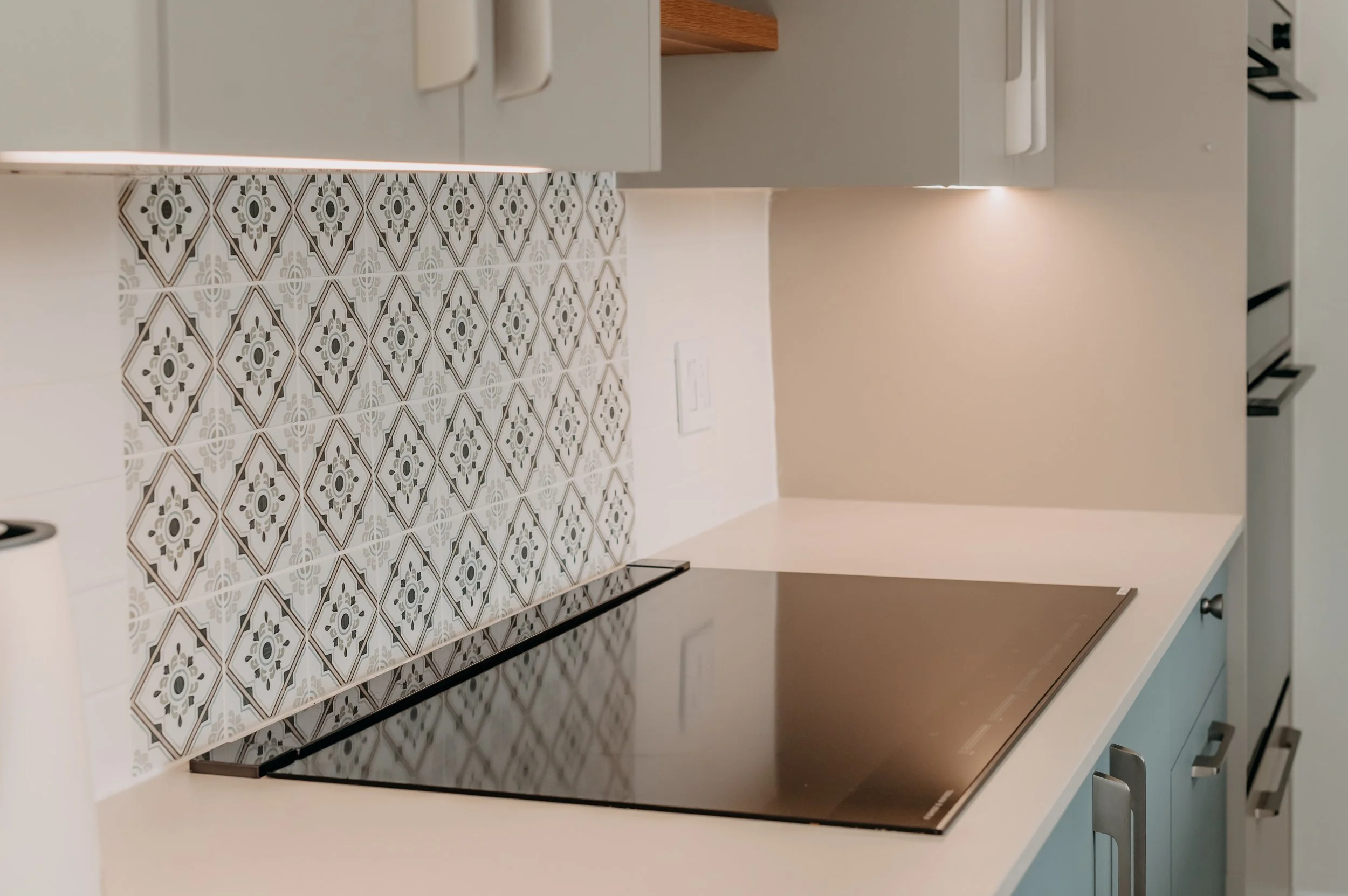 Wood shelve, cooking plate, patterned backsplash