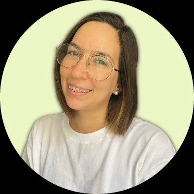 Picture of professional translator, Agostina Babbo, against a light green background.