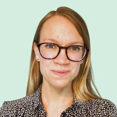 Picture of professional translator, Becca Lockhart-Morley, against a light blue-green background.