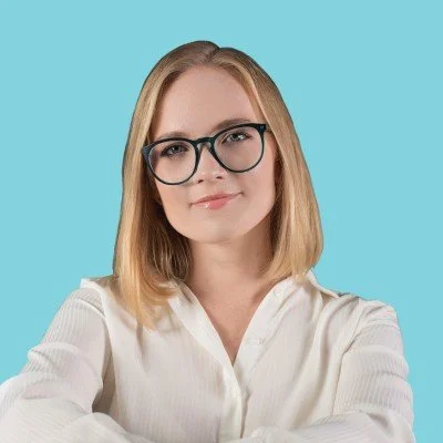 Picture of professional translator, Rebecca Porwit, against a light blue background.