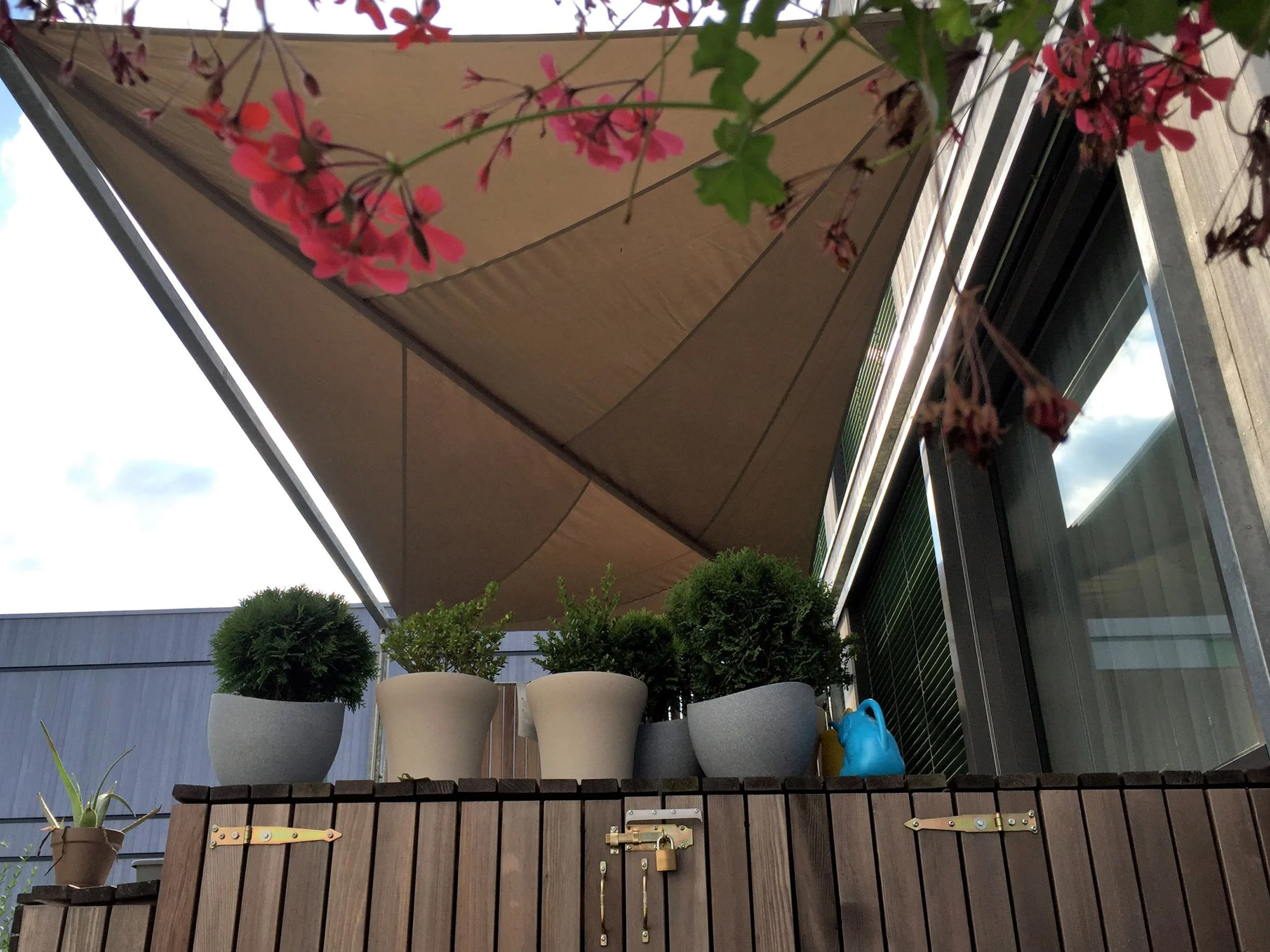 Durch unsere aufrollbaren Sonnensegel für ermöglichen wir angenehmes Wohnen  im Freien.