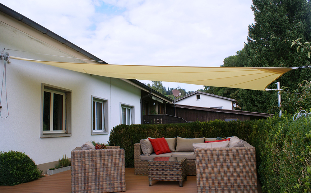 Durch unsere aufrollbaren Sonnensegel für ermöglichen wir angenehmes Wohnen  im Freien.