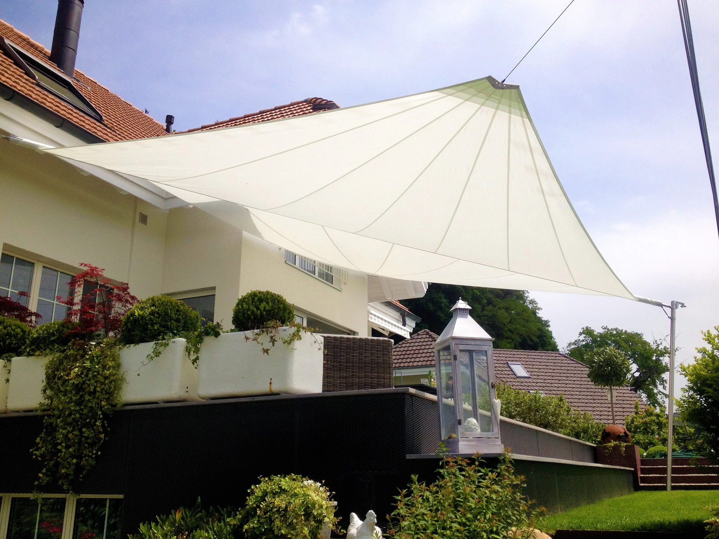 Durch unsere aufrollbaren Sonnensegel für ermöglichen wir angenehmes Wohnen  im Freien.