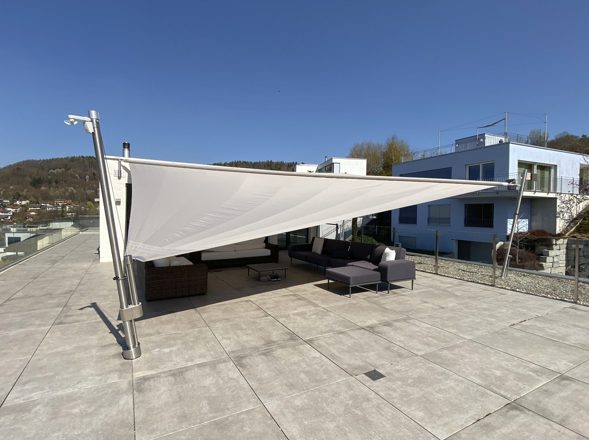 Durch unsere aufrollbaren Sonnensegel für ermöglichen wir angenehmes Wohnen  im Freien.