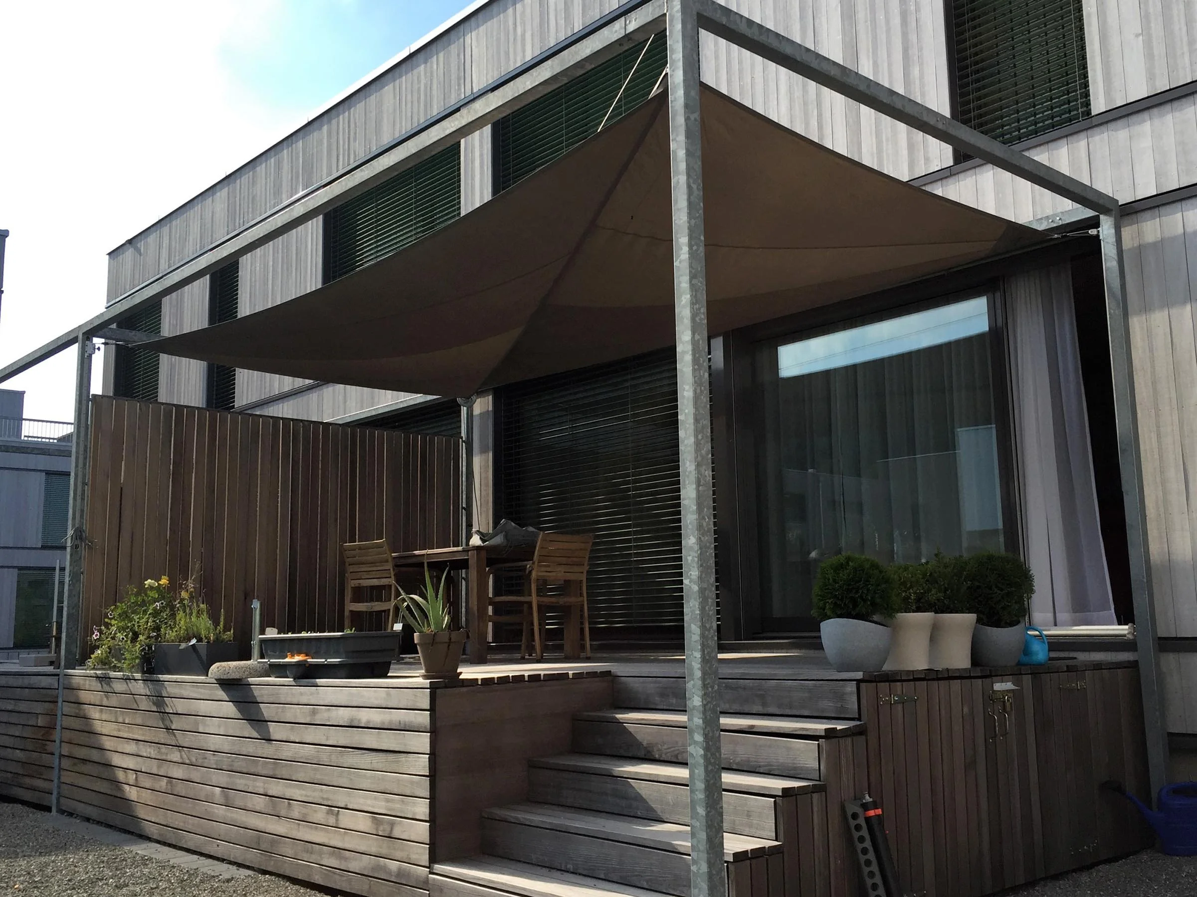 Durch unsere aufrollbaren Sonnensegel für ermöglichen wir angenehmes Wohnen  im Freien.