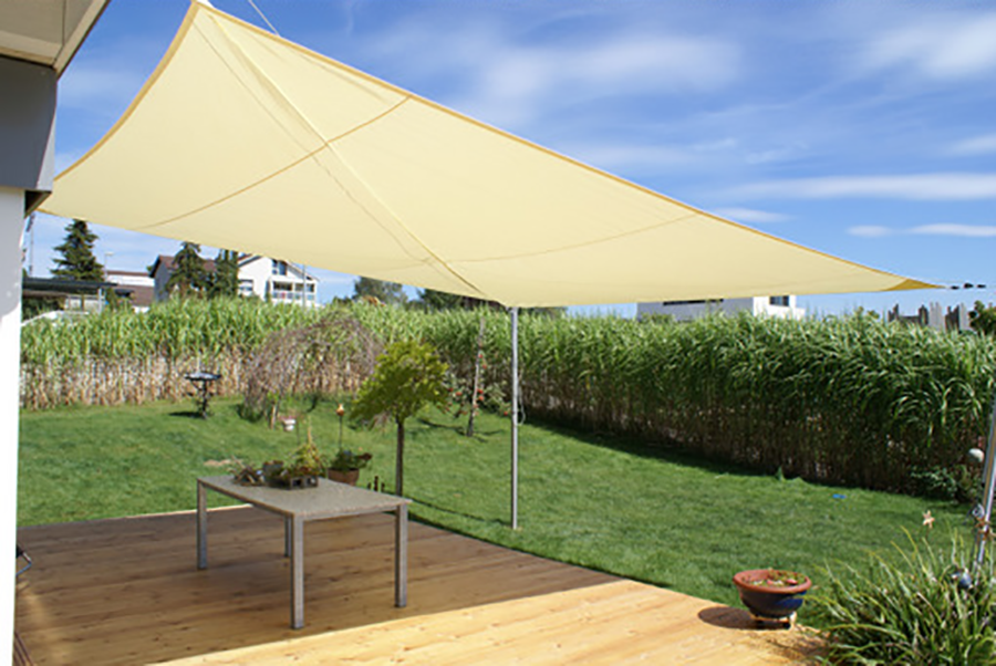 Durch unsere aufrollbaren Sonnensegel für ermöglichen wir angenehmes Wohnen  im Freien.