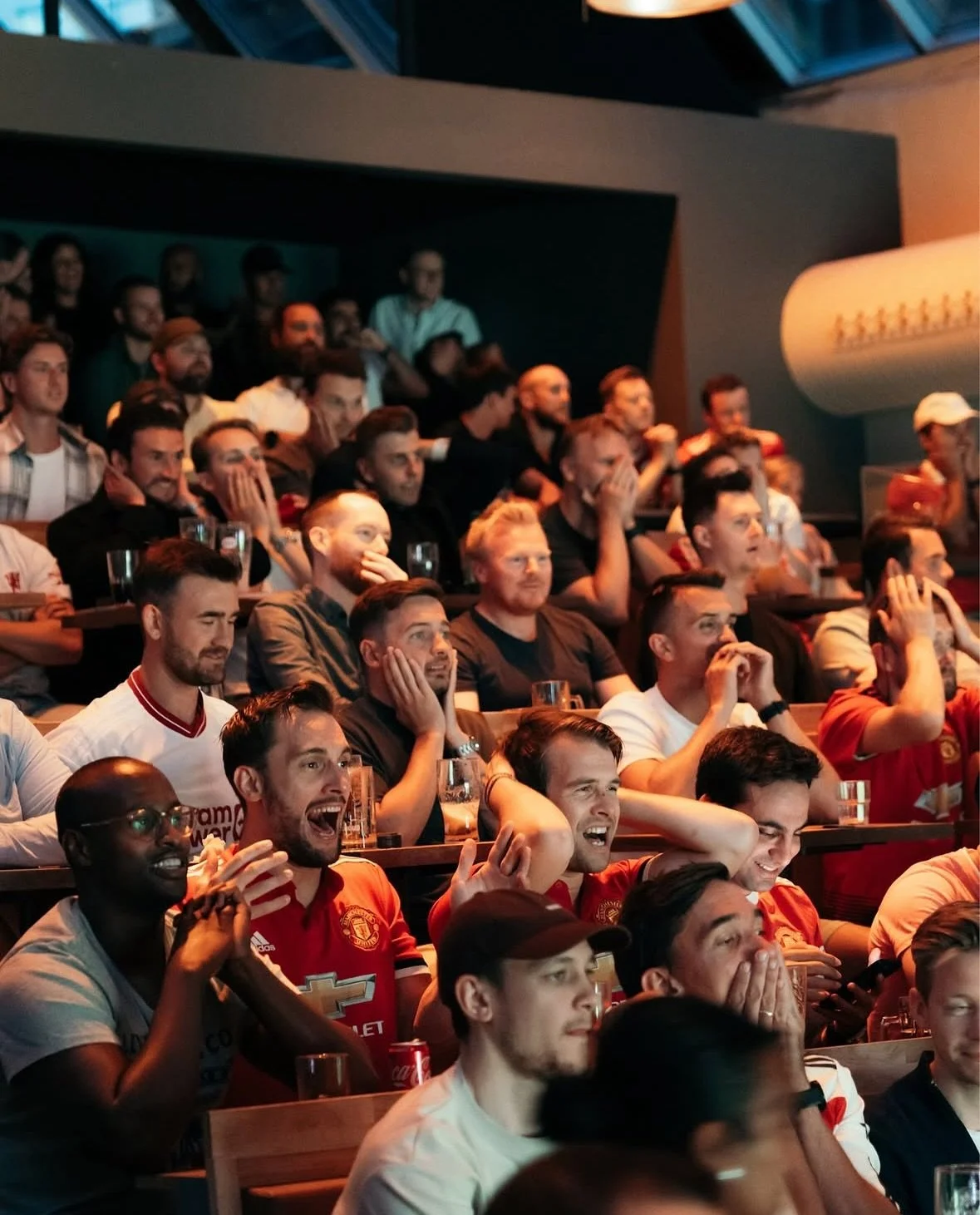 Den st&oslash;rste av alle kamper - den evige duellen mellom Englands to giganter, Liverpool og Manchester United, s&oslash;ndag 19. oktober 🔥 Kampen som mer enn noen annen vekker f&oslash;lelser og rivalisering blant fotballsupportere i Norge.

For