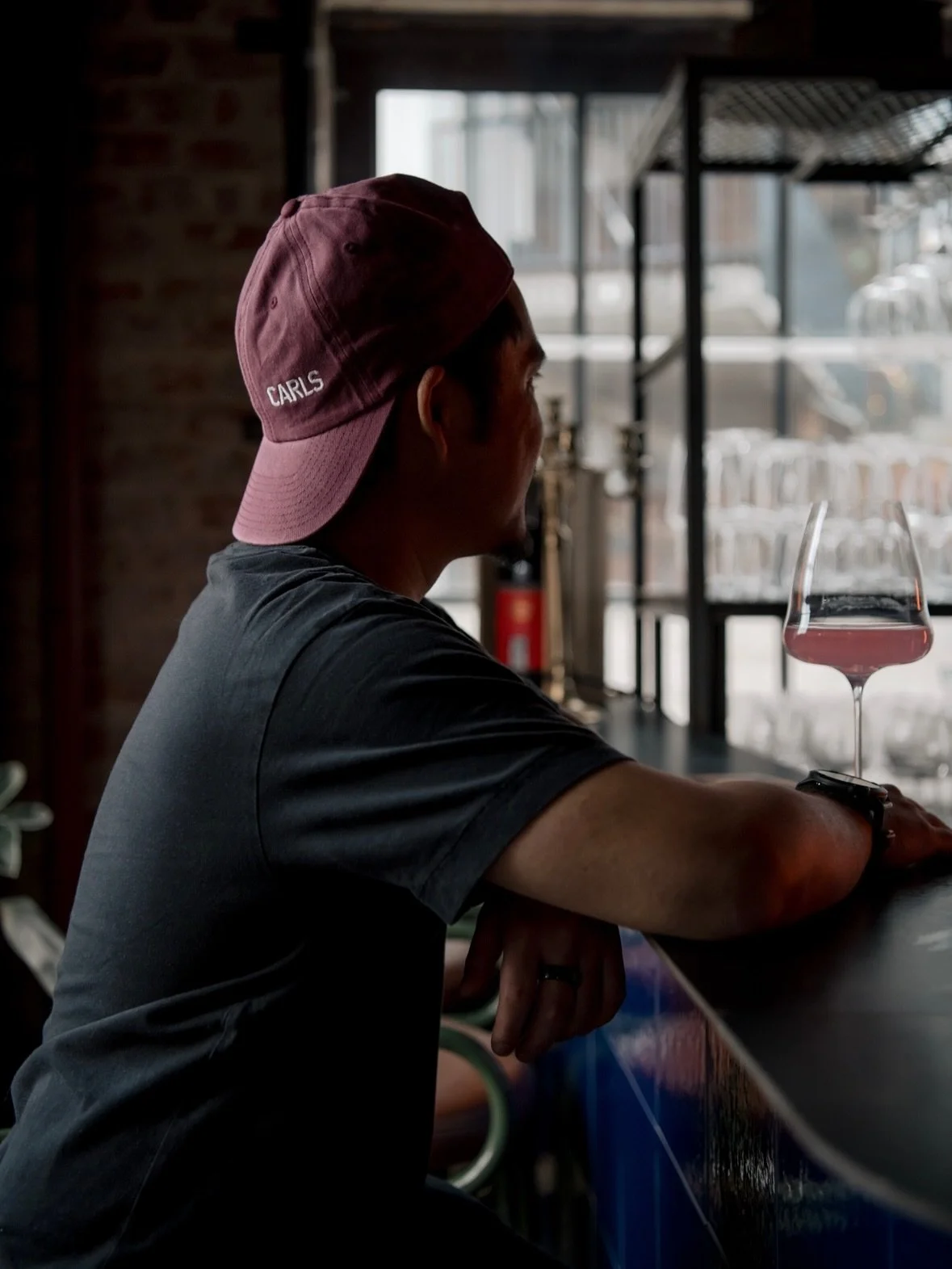 Julegavetips til en du er glad i 🫶🏼Vi har f&aring;tt inn Carls merch! Du finner blant annet caps, gensere, t-skjorter og tote bag. Stikk innom kaf&eacute;en og kj&oslash;p noe fint! 
Vi har ogs&aring; en hel haug med opplevelser du kan gi i gave. H