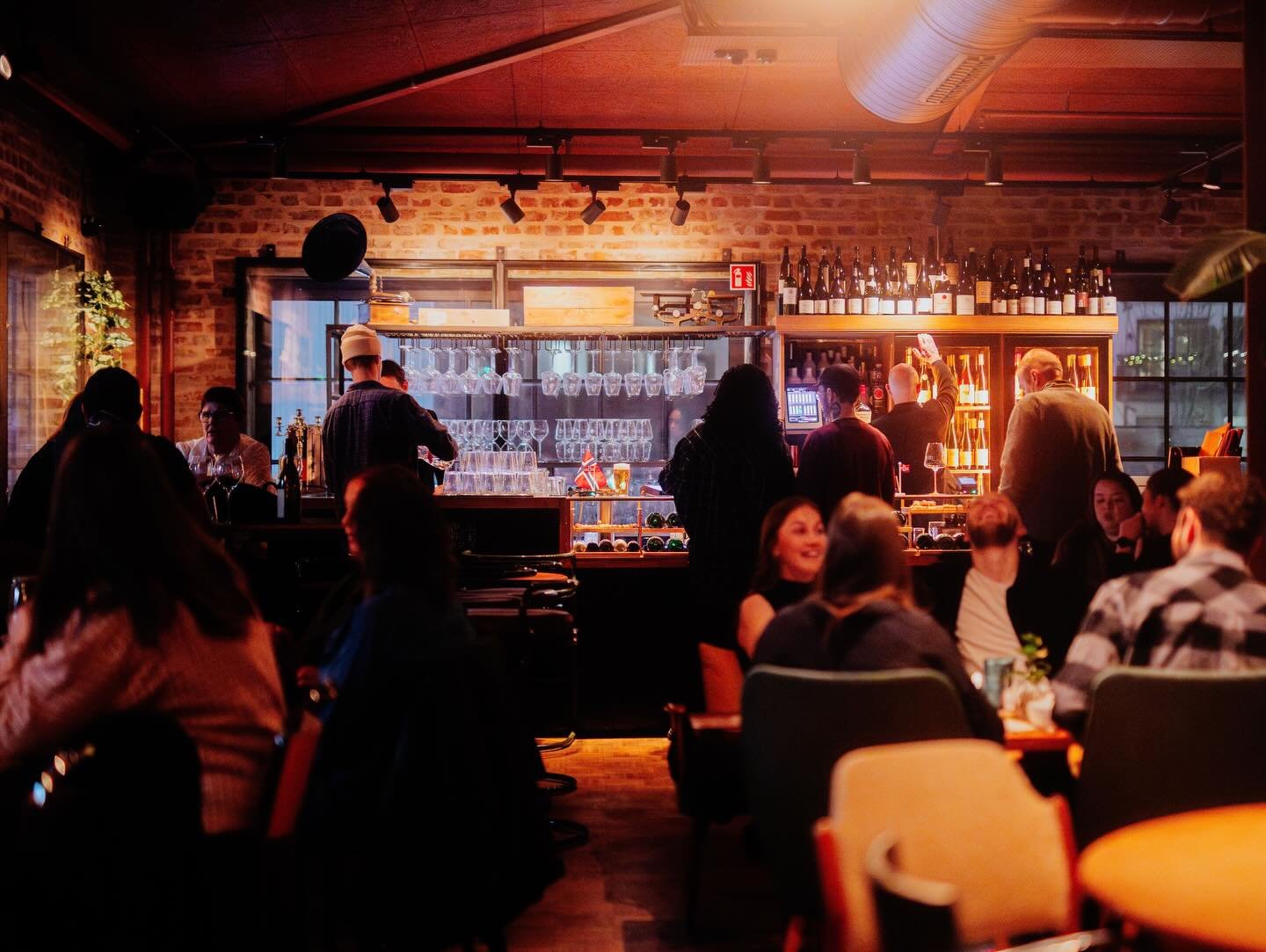 Stikk innom Vinbaren i kveld for quiz og hygge. Mat kan ogs&aring; nytes her! Vi &aring;pner kl. 16.00, og fra 18.00 blir det allmennquiz og musikksp&oslash;rsm&aring;l med Quizmistress Austinat. Vi ses!