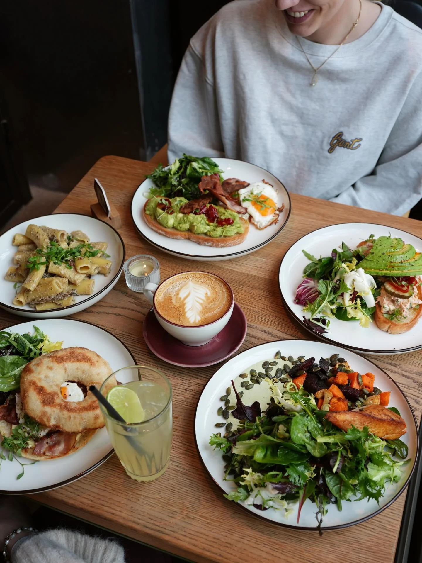 Nye retter p&aring; lunsjmenyen! Det beste av alt: hver uke har vi spesialretter p&aring; menyen😋 Denne uka:
-Rigatoni med stekt &oslash;sterssopp og hvitvinssaus
-Pulled pork-toast med pickles og karamellisert l&oslash;k
-Signatur eggsalat-toast me