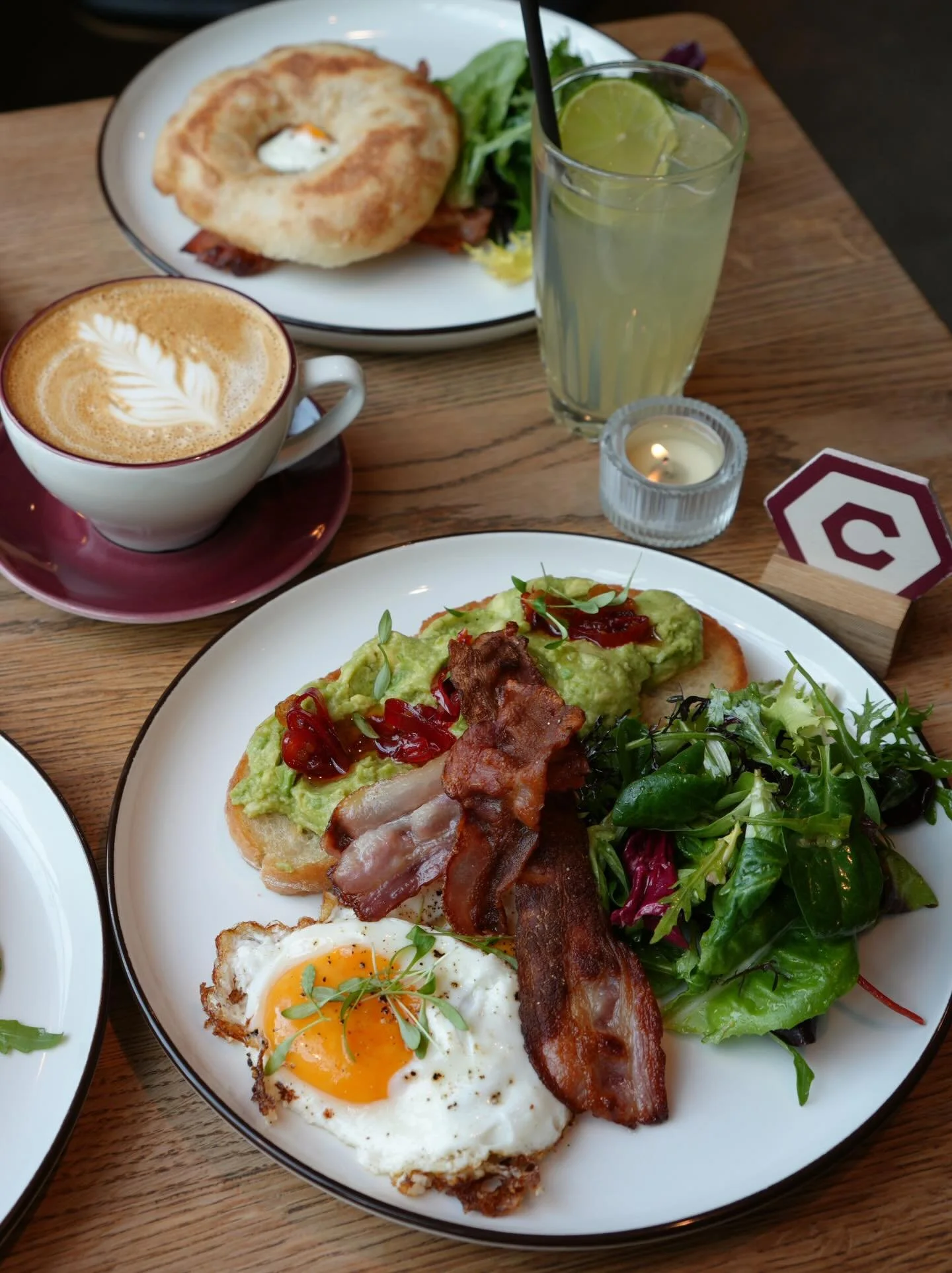 KVINNEDAGEN 8. MARS 💖 Vi markerer dagen slik vi liker det best &ndash; sammen! Denne dagen f&aring;r du avokadotoast med egg, bacon og salat + en liten dessert til 209,-.

I tillegg blir det Girl Power Run med Jenteb&oslash;lgen og selvforsvarskurs 