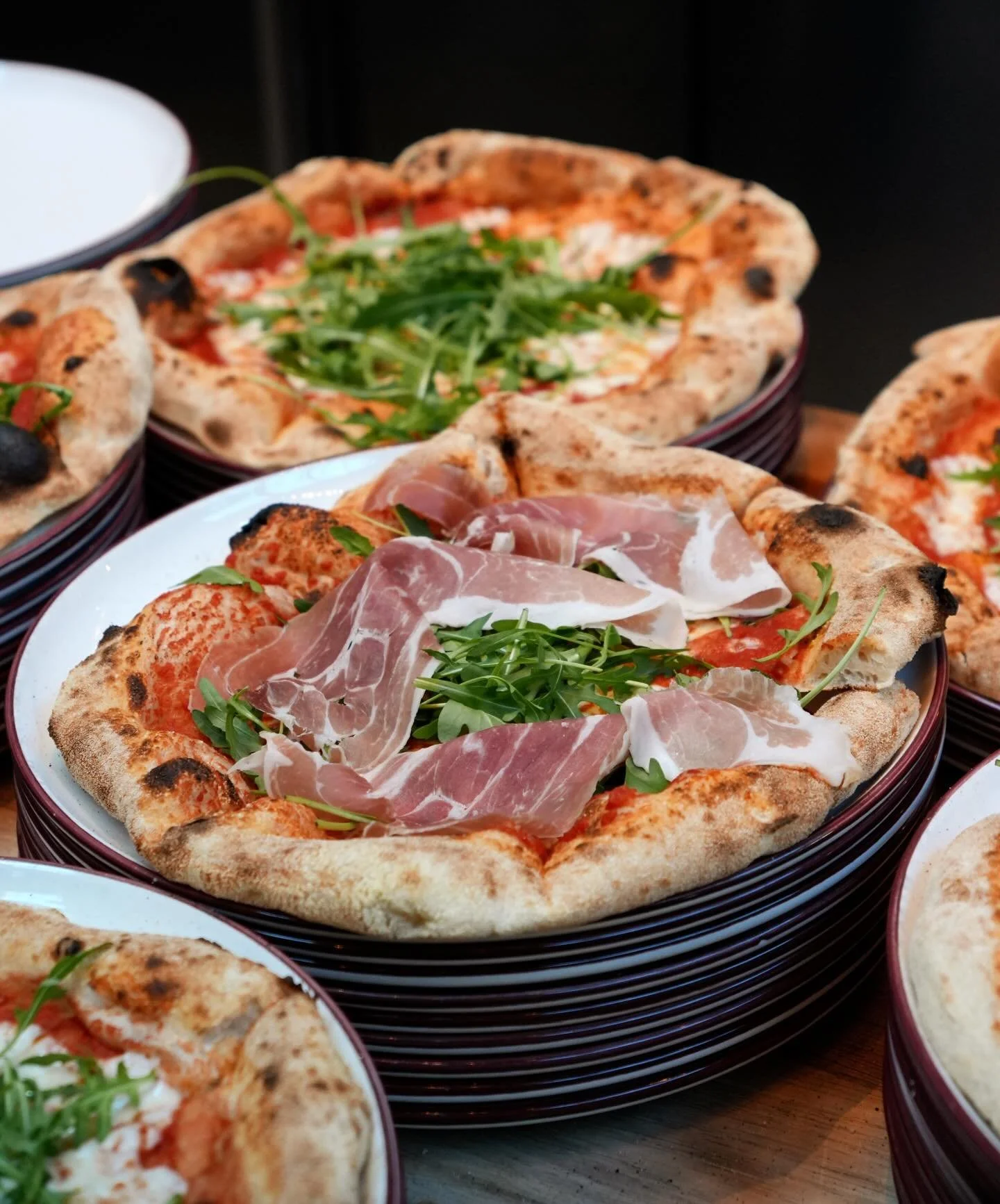 Noen ganger er svaret bare pizza 🍕 Stikk innom og test en av v&aring;re bestselgere - Parmapizza!