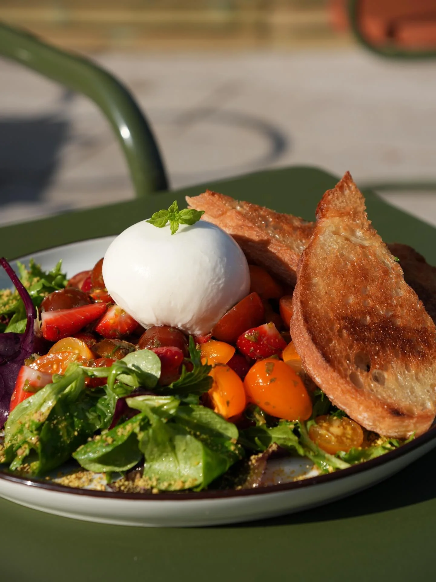 Nyhet p&aring; lunsjmenyen! Sommersalat med burrata🍓Vi baserer menyen p&aring; sesongens beste r&aring;varer. Kom innom og smak.