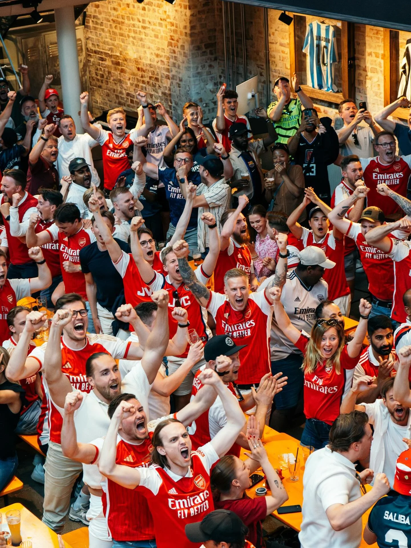 Champions league finale PSG - Arsenal // Tidenes Arsenalfest p&aring; Carls! L&oslash;rdag 30. mai inviterer vi til skikkelig Arsenal-fest f&oslash;r finalen. I samarbeid med @arsenalnorwayofficial 🔥 Det blir DJs, quiz, k&aring;ringer og masse annet