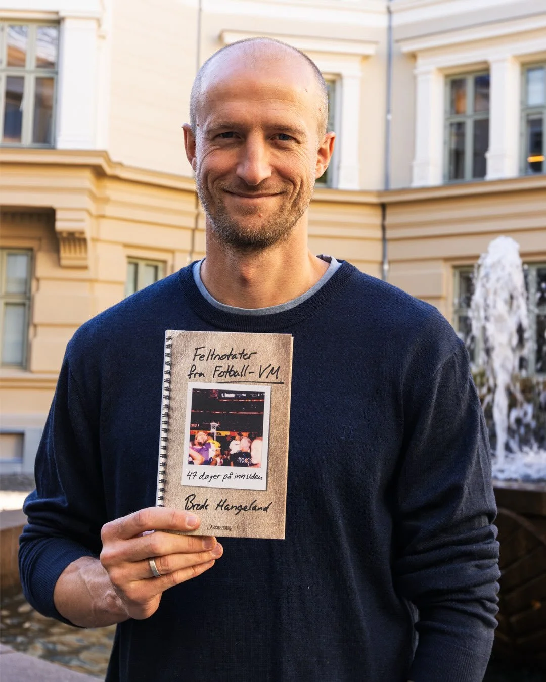 Bli med i kveld n&aring;r Brede Hangeland tar oss med bak kulissene fra fotball-VM i USA!

Det blir bok- og fotballprat med Brede og &Oslash;yvind Alsaker, og ikke minst mulighet til &aring; kj&oslash;pe signert bok. H&aring;per vi sees!

I kveld kl.