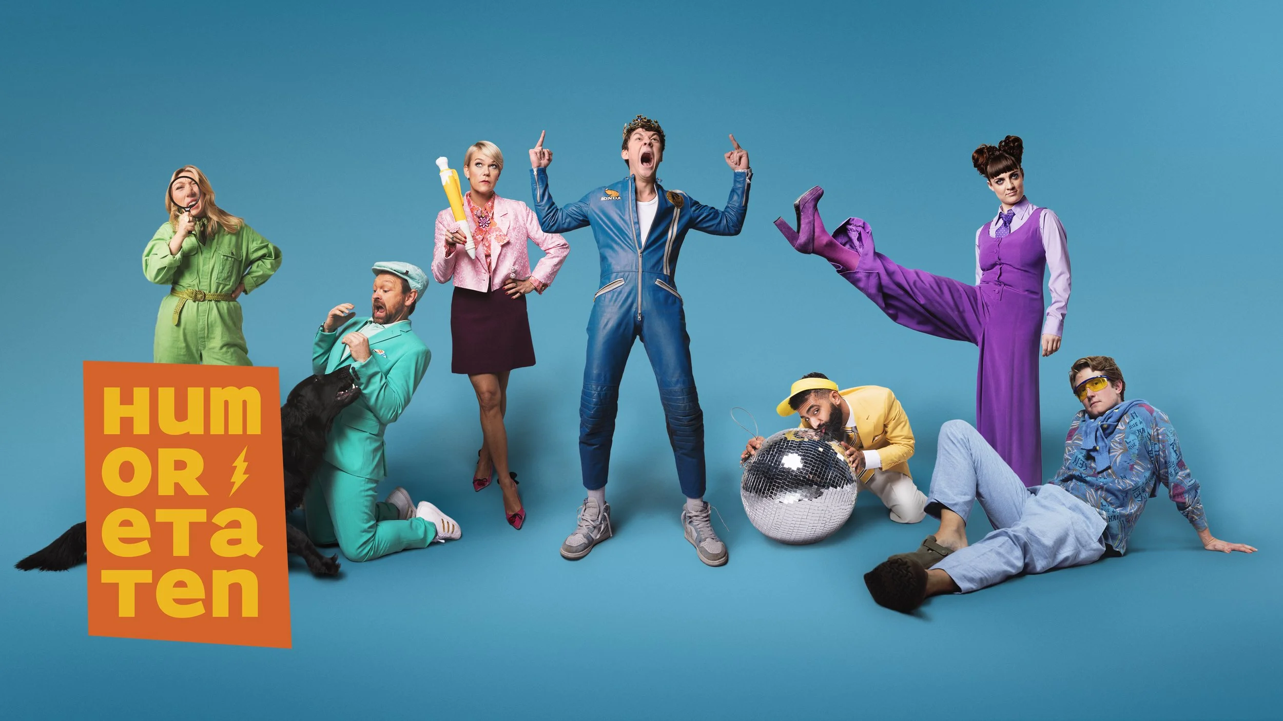 Humoretaten_Sommerlansering_16-9_4k_Stor-Logo.jpg