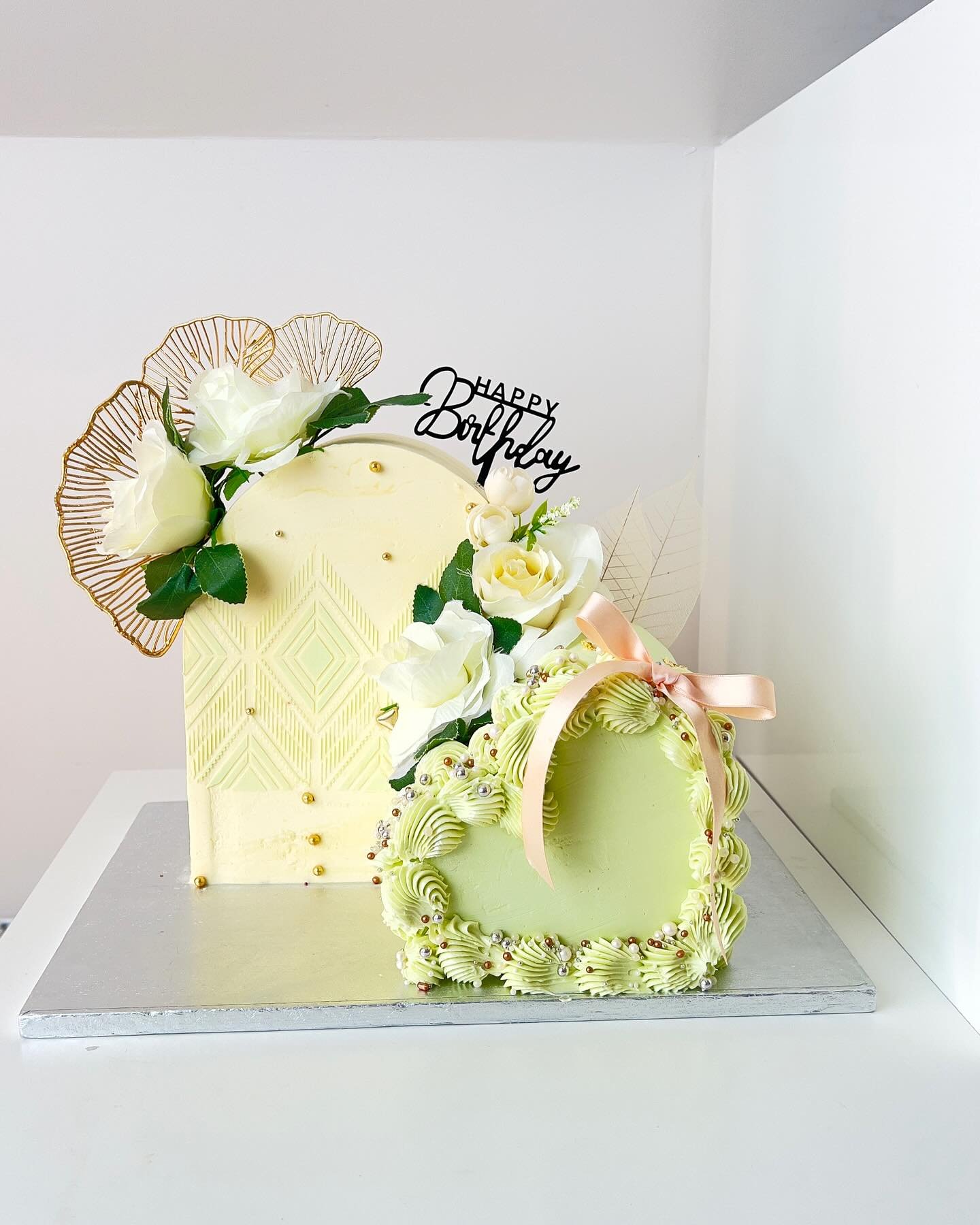 Arch and Heart shape combo.

Layers of carrot cake filled with cheese frosting and vanilla sponge layers.
Perfect for a classy and beautiful lady/woman.

Need a cake for your next occasion in Hampshire and its environment, please hit the link in the 