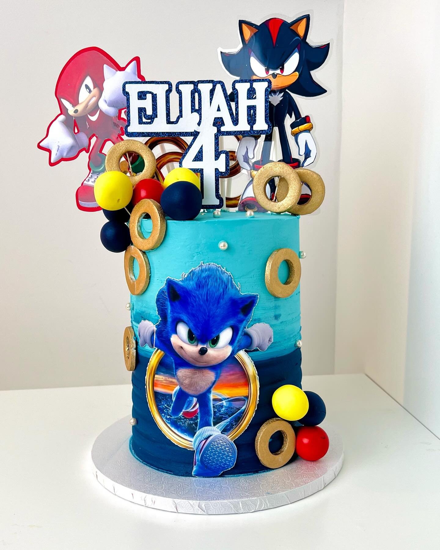Sonic Theme Cake for Elijah&rsquo;s 4th!!
Layers of vanilla sponge in colour blue and red velvet cake.
Need a cake for your next event, please hit the link in the bio!

#soniccake #hampshirebaker #southamptonbaker #southamptoncakes