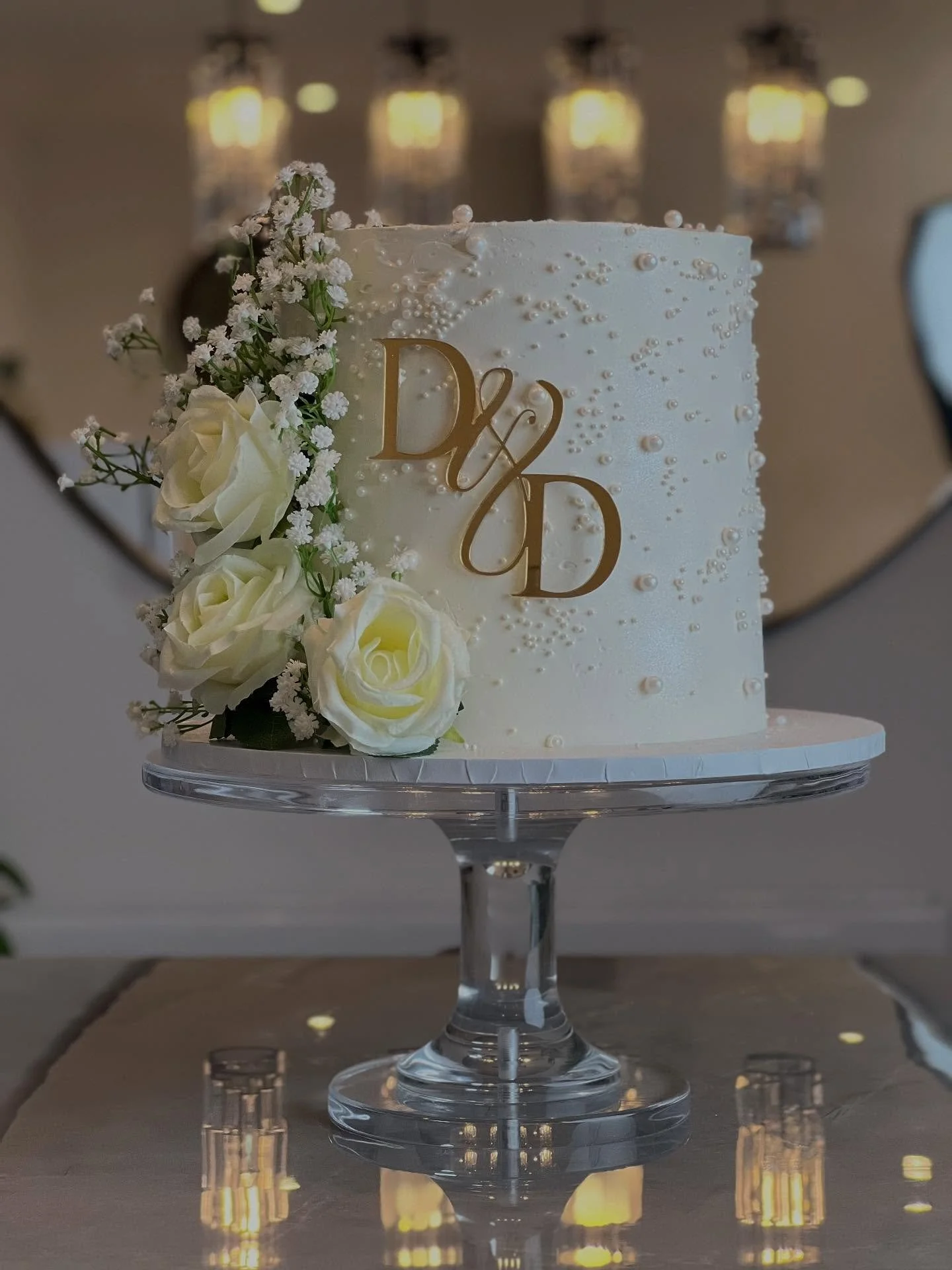 Our wedding cakes ranges  cover single tier up to the very tall ones.

Planning your big day? Send a DM, let&rsquo;s discuss how we make your dream day memorable.

#hampshireweddingcake #weddingcakesinhampshire