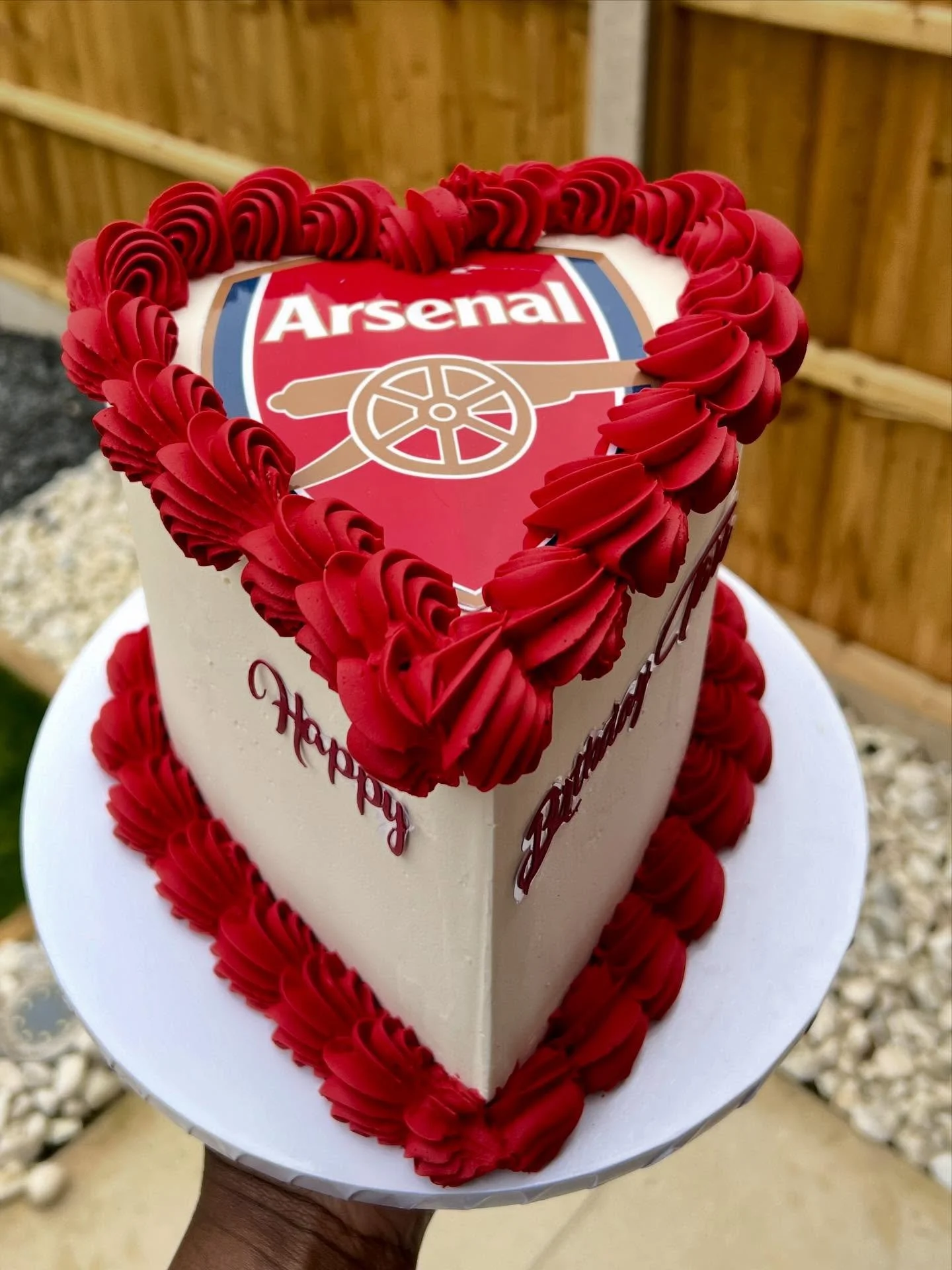Heart-shaped, club-loved, and crafted to perfection. 
We love a good Arsenal looking cake ❤️

Need a cake?
Please use the link in the bio or send a Dm.

#hampshire #cakesinhampshire