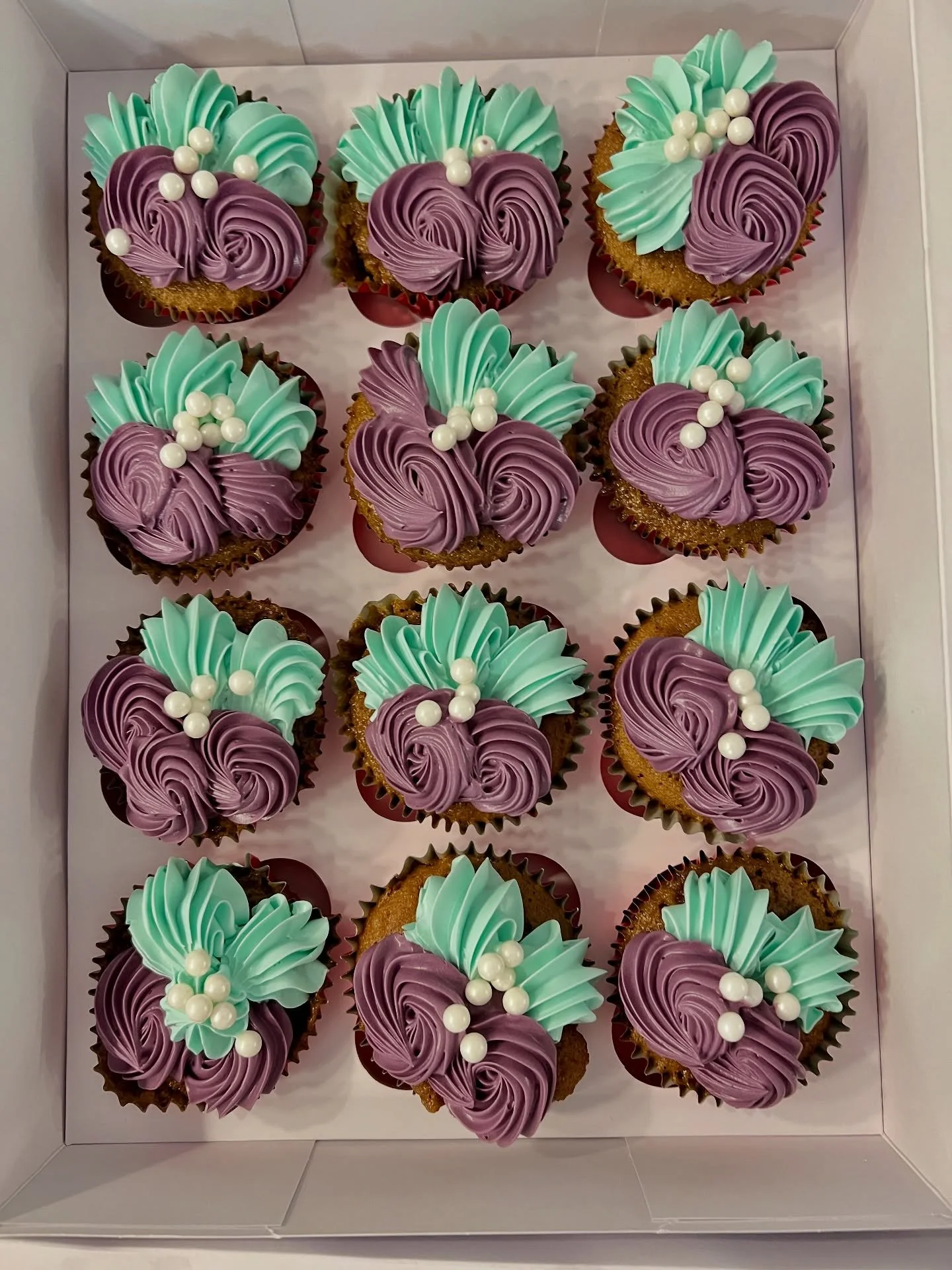Celebrating Black History Month with these cupcakes made for @starlingbank with colours to match the company&rsquo;s logo.

Flavours were:
VEGAN RED VELVET 
SALTED CARAMEL
LEMON 
VANILLA CHOCOLATE MARBLE
VANILLA WITH JAM

Need a cake for your event?
