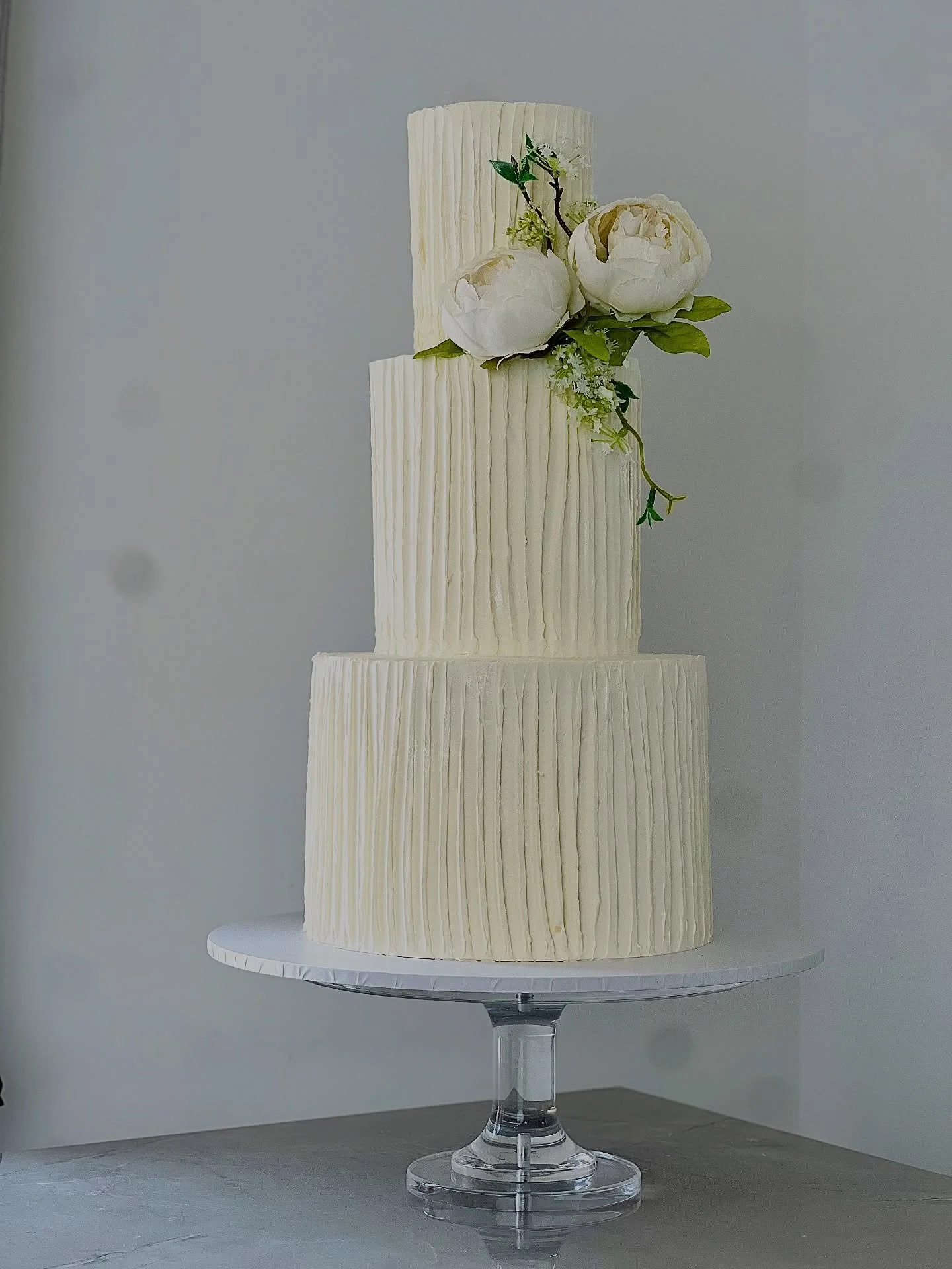 Made with love for Yvonne &amp; Ahrooran at @oldthornshotel .
All layers of vanilla and cookies and cream cakes.

Planning your wedding? Please send a DM to make enquiries. Can&rsquo;t wait to be a part of your big day.

#weddingcakesinsouthampton #w