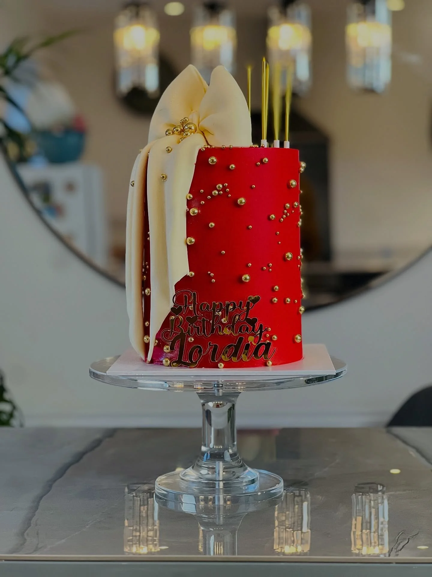 When the cake steals the spotlight ✨✨✨

Need a cake? Please use the link in the bio to chat with us.

#hampshirecake #portsmouthbaker #cakesinsouthampton