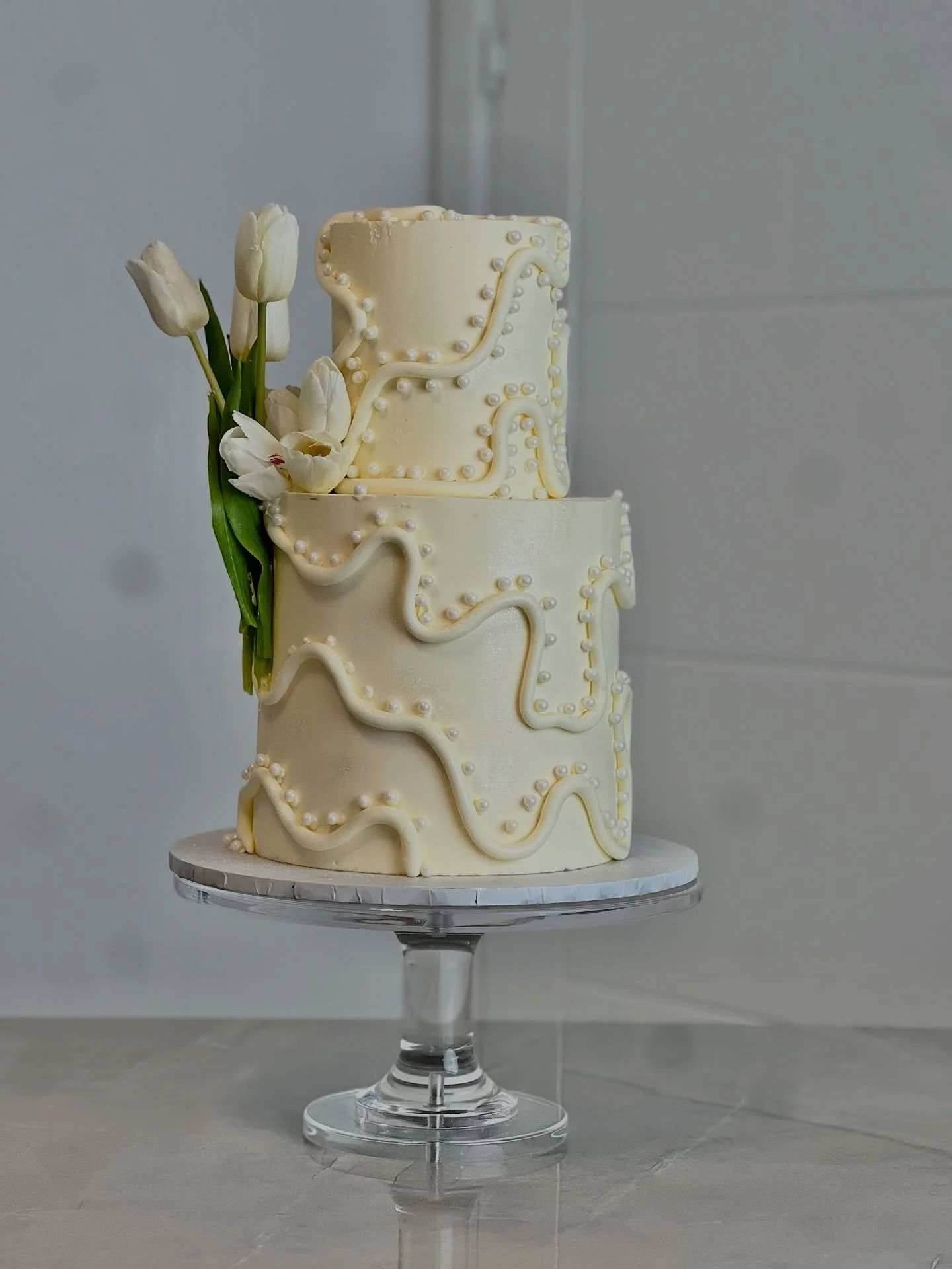 Elegance layered in buttercream.
Where  florals meet finesse and every swirl tells a story!
Now calling all 2026/2027 couples. We have still got some dates open this year and next year.
Let&rsquo;s discuss your wedding cake..

#hampshireweddingcakes 