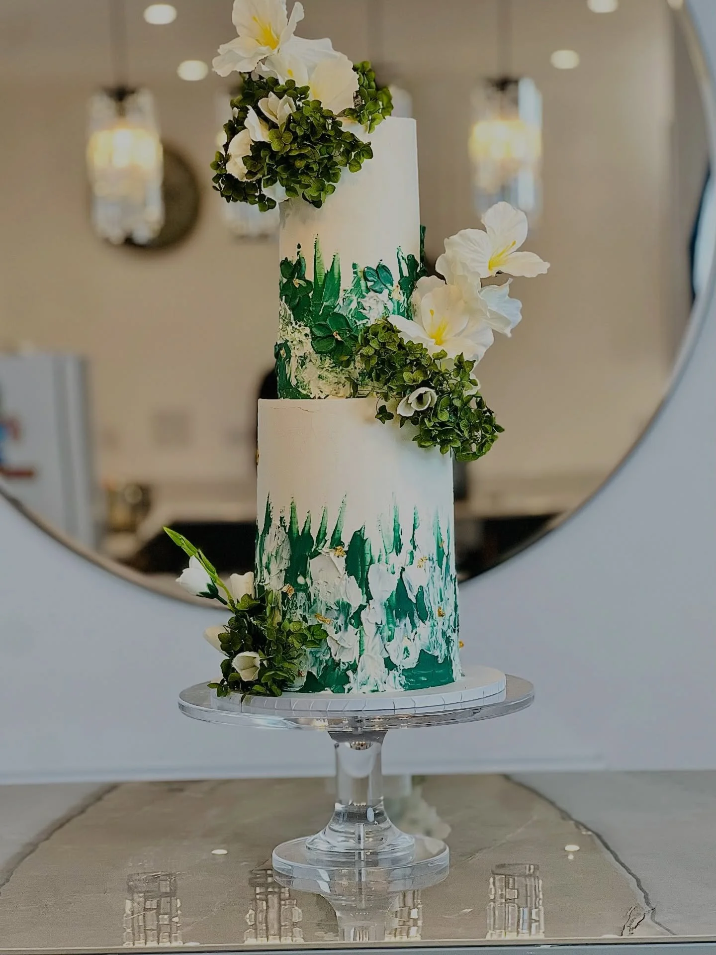 A beautiful moment deserves a touch of nature💚

Wedding cake for L&amp;M 07/03/2026

Location: @highley_manor_sussex 

Planning your big day? We still have some dates left for 2026/2027 couples.
#weddingcakeshampshire #hampshirebaker #southamptonbak