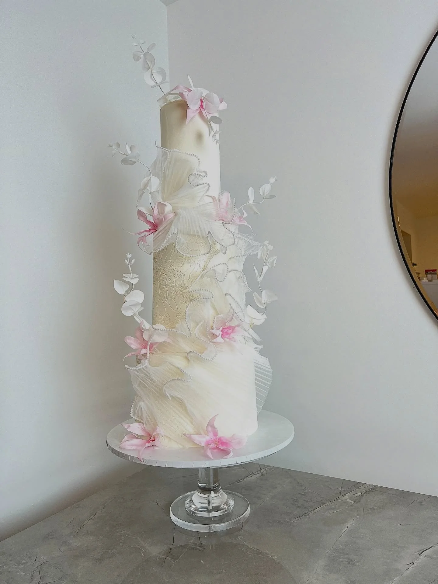 Elegant, sculptural and completely handcrafted.
A statement wedding cake designed to be the centrepiece of the celebration 🤍

Enquiries now open for upcoming weddings.

#weddingcake #luxuryweddingcake #sugarflowers #modernweddingcake #cakeart weddin