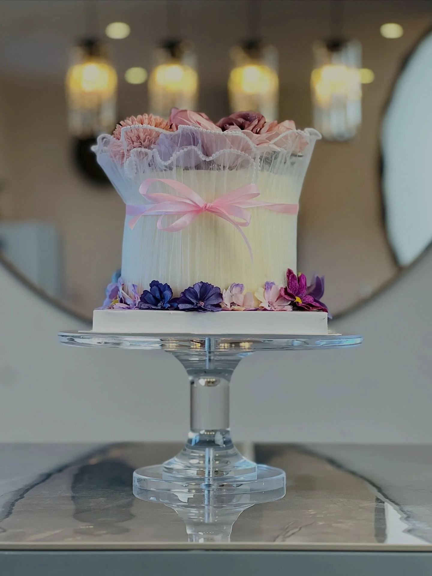 Birthday cake made for my friends birthday @bisolaaaa__ !
This cake made its way from Southampton to London and then all the way to Albania 🇦🇱 
This cake arrived in one piece. We used it for the birthday celebration and everyone had a slice!

Cake 