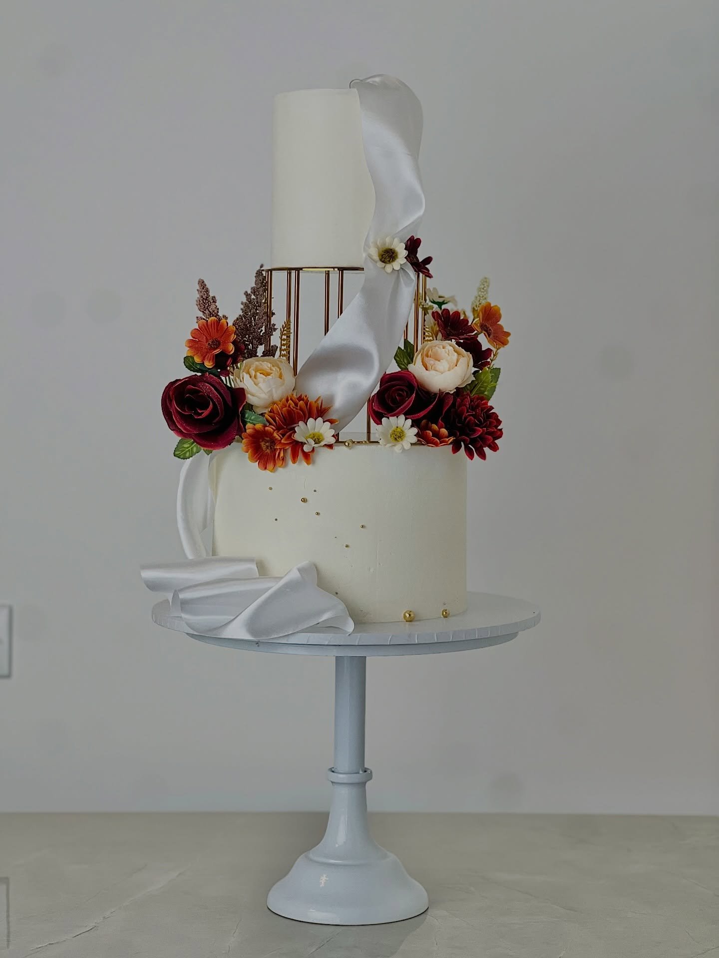 Soft satin, bold blooms, and a whole lot of elegance 🤍

#springweddingcake #fallweddingcake #weddingcakes2026 #weddingcakeshampshire